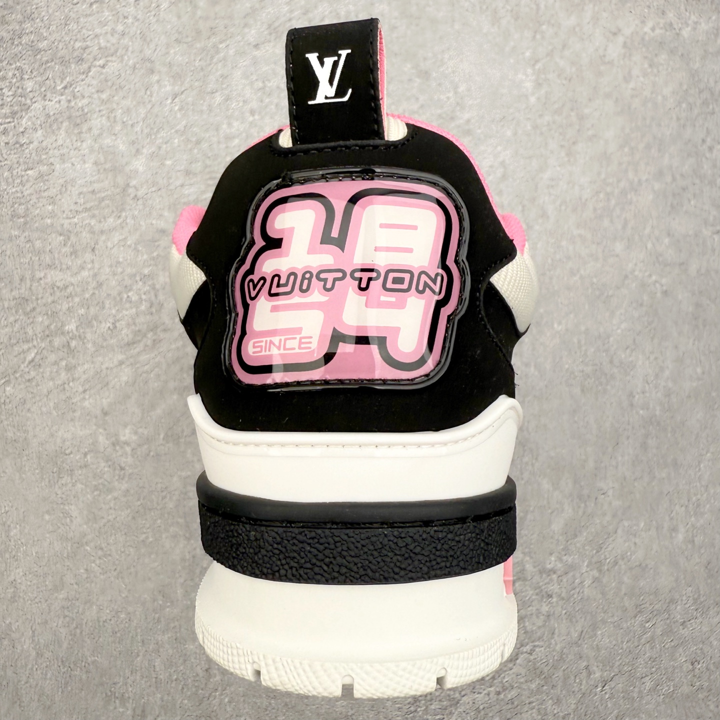 图片[8]-Louis Vuitton Trainer lv时装走秀运动鞋 完美鞋型超高的清洁度 零毛边线头瑕疵 全套原楦原纸版原鞋开模 全网最具灵魂的版型 正确原装黄色鞋盒 正确中底印花 鞋面印花3D高频深度立体 全鞋电脑针车 紧密相连 针距密度一致 环保乳胶注塑鞋垫 厚度脚感还原原版 皮面裁剪部位 统一油边封口工艺 原装橡胶大底含胶量大底组合零偏差 专柜全套包装 防尘袋 说明书 质保卡 男女鞋 尺码：35 36 37 38 39 40 41 42 43 44 45-选品中心