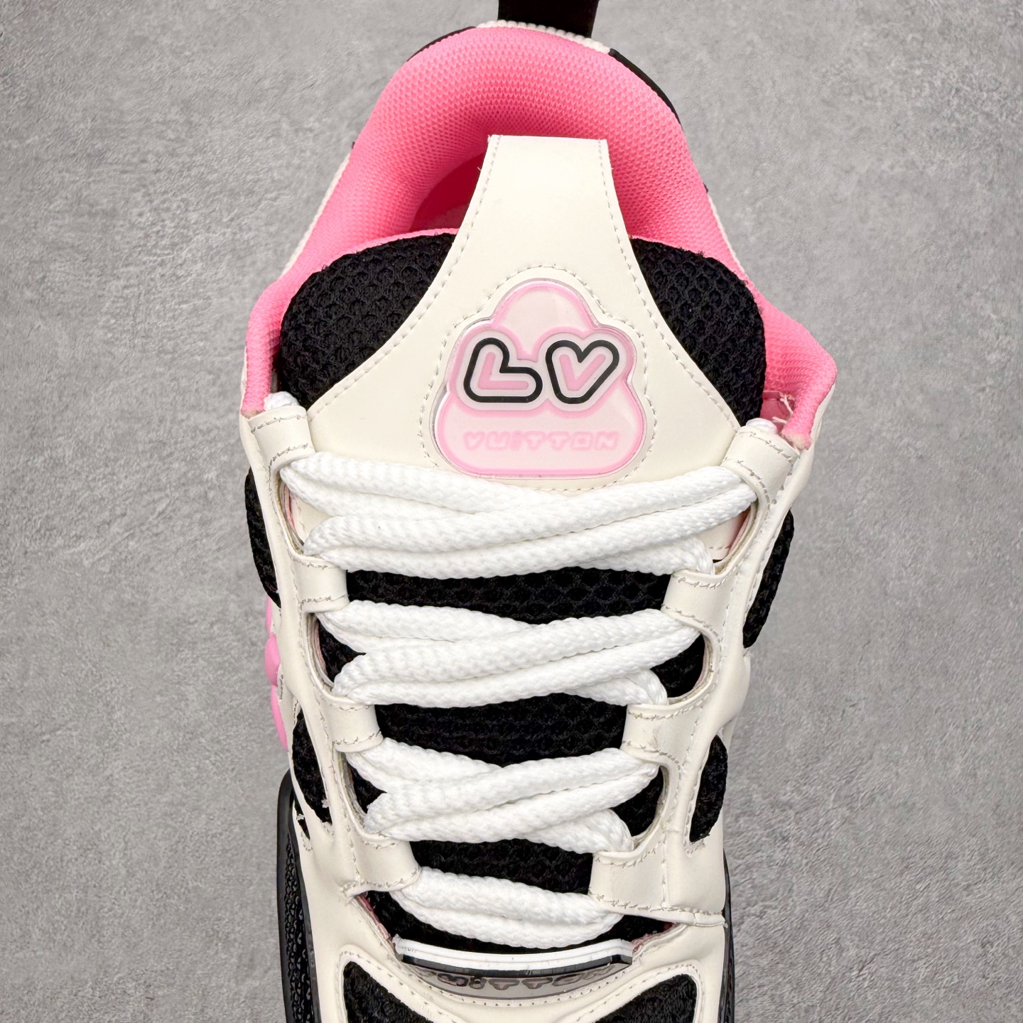 图片[5]-Louis Vuitton Trainer lv时装走秀运动鞋 完美鞋型超高的清洁度 零毛边线头瑕疵 全套原楦原纸版原鞋开模 全网最具灵魂的版型 正确原装黄色鞋盒 正确中底印花 鞋面印花3D高频深度立体 全鞋电脑针车 紧密相连 针距密度一致 环保乳胶注塑鞋垫 厚度脚感还原原版 皮面裁剪部位 统一油边封口工艺 原装橡胶大底含胶量大底组合零偏差 专柜全套包装 防尘袋 说明书 质保卡 男女鞋 尺码：35 36 37 38 39 40 41 42 43 44 45-选品中心