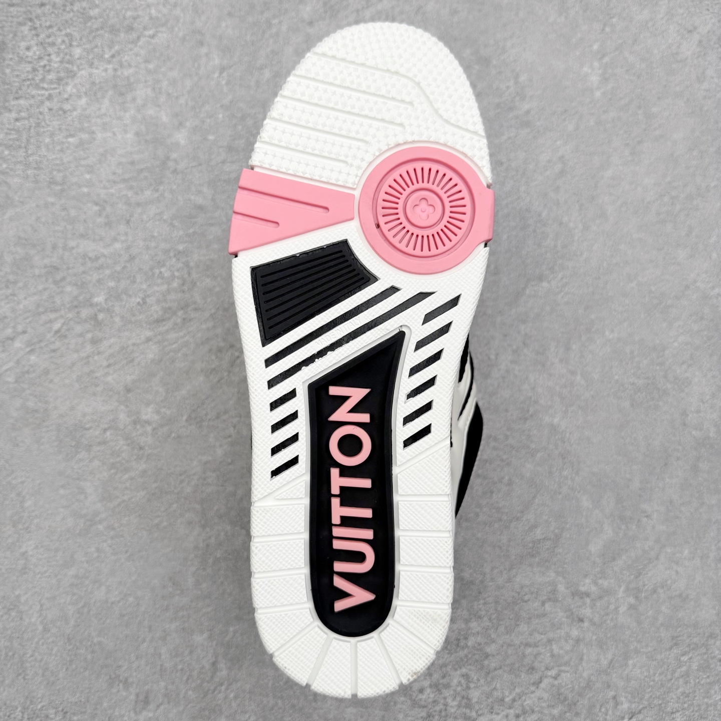 图片[9]-Louis Vuitton Trainer lv时装走秀运动鞋 完美鞋型超高的清洁度 零毛边线头瑕疵 全套原楦原纸版原鞋开模 全网最具灵魂的版型 正确原装黄色鞋盒 正确中底印花 鞋面印花3D高频深度立体 全鞋电脑针车 紧密相连 针距密度一致 环保乳胶注塑鞋垫 厚度脚感还原原版 皮面裁剪部位 统一油边封口工艺 原装橡胶大底含胶量大底组合零偏差 专柜全套包装 防尘袋 说明书 质保卡 男女鞋 尺码：35 36 37 38 39 40 41 42 43 44 45-选品中心