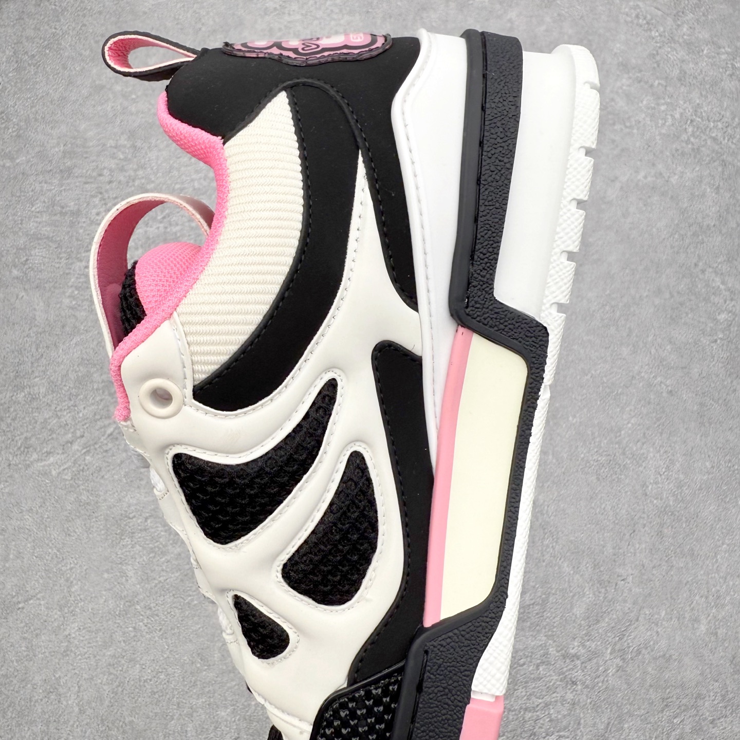 图片[7]-Louis Vuitton Trainer lv时装走秀运动鞋 完美鞋型超高的清洁度 零毛边线头瑕疵 全套原楦原纸版原鞋开模 全网最具灵魂的版型 正确原装黄色鞋盒 正确中底印花 鞋面印花3D高频深度立体 全鞋电脑针车 紧密相连 针距密度一致 环保乳胶注塑鞋垫 厚度脚感还原原版 皮面裁剪部位 统一油边封口工艺 原装橡胶大底含胶量大底组合零偏差 专柜全套包装 防尘袋 说明书 质保卡 男女鞋 尺码：35 36 37 38 39 40 41 42 43 44 45-选品中心