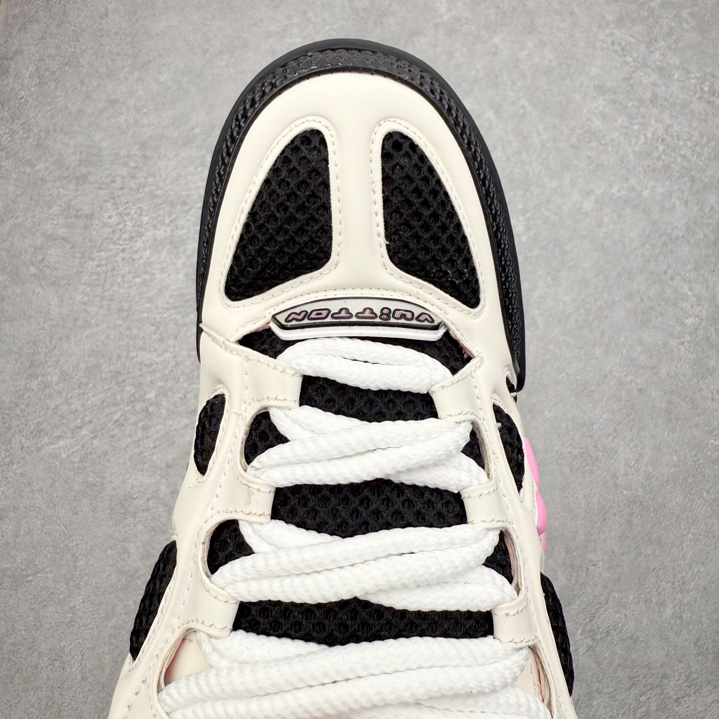 图片[4]-Louis Vuitton Trainer lv时装走秀运动鞋 完美鞋型超高的清洁度 零毛边线头瑕疵 全套原楦原纸版原鞋开模 全网最具灵魂的版型 正确原装黄色鞋盒 正确中底印花 鞋面印花3D高频深度立体 全鞋电脑针车 紧密相连 针距密度一致 环保乳胶注塑鞋垫 厚度脚感还原原版 皮面裁剪部位 统一油边封口工艺 原装橡胶大底含胶量大底组合零偏差 专柜全套包装 防尘袋 说明书 质保卡 男女鞋 尺码：35 36 37 38 39 40 41 42 43 44 45-选品中心