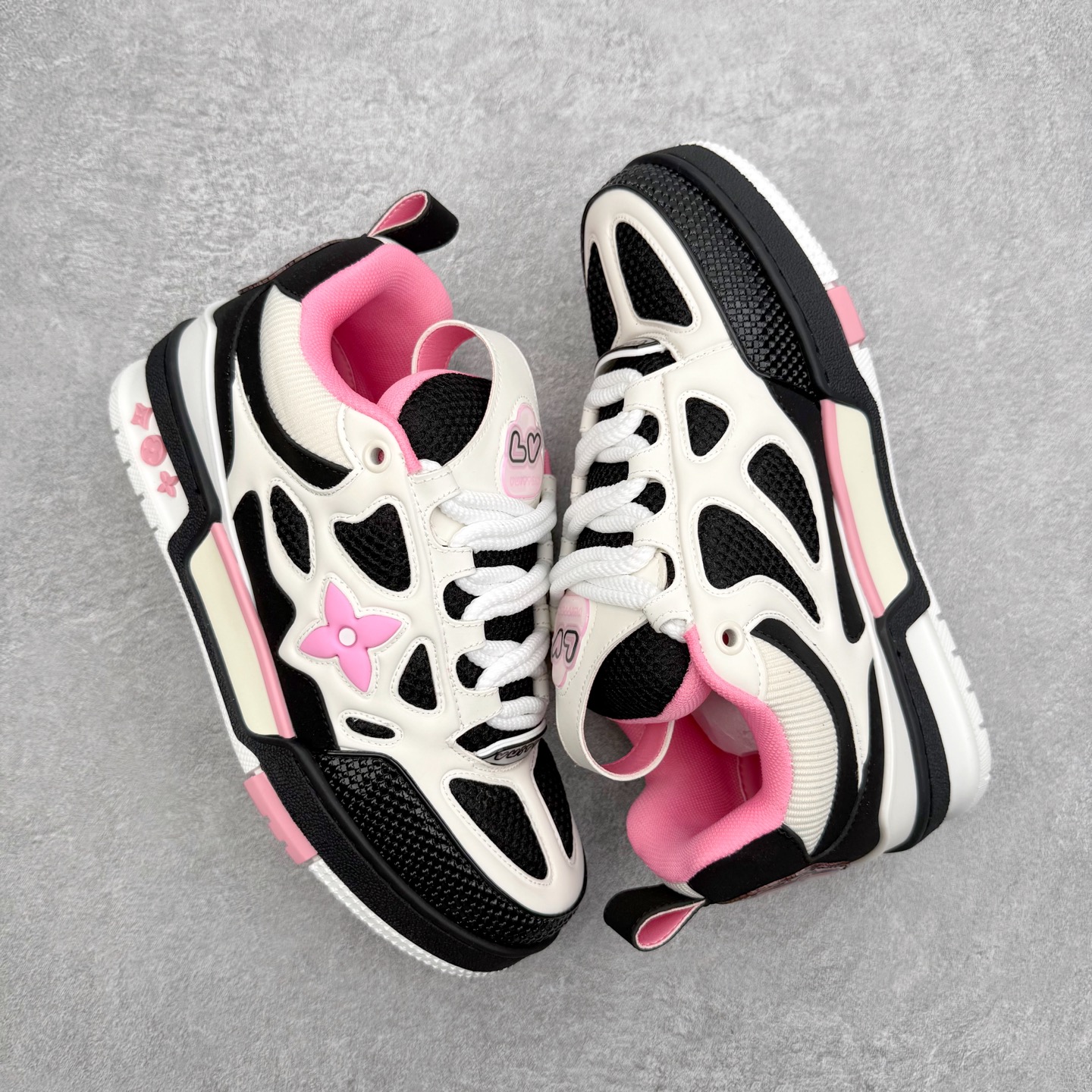 图片[3]-Louis Vuitton Trainer lv时装走秀运动鞋 完美鞋型超高的清洁度 零毛边线头瑕疵 全套原楦原纸版原鞋开模 全网最具灵魂的版型 正确原装黄色鞋盒 正确中底印花 鞋面印花3D高频深度立体 全鞋电脑针车 紧密相连 针距密度一致 环保乳胶注塑鞋垫 厚度脚感还原原版 皮面裁剪部位 统一油边封口工艺 原装橡胶大底含胶量大底组合零偏差 专柜全套包装 防尘袋 说明书 质保卡 男女鞋 尺码：35 36 37 38 39 40 41 42 43 44 45-选品中心