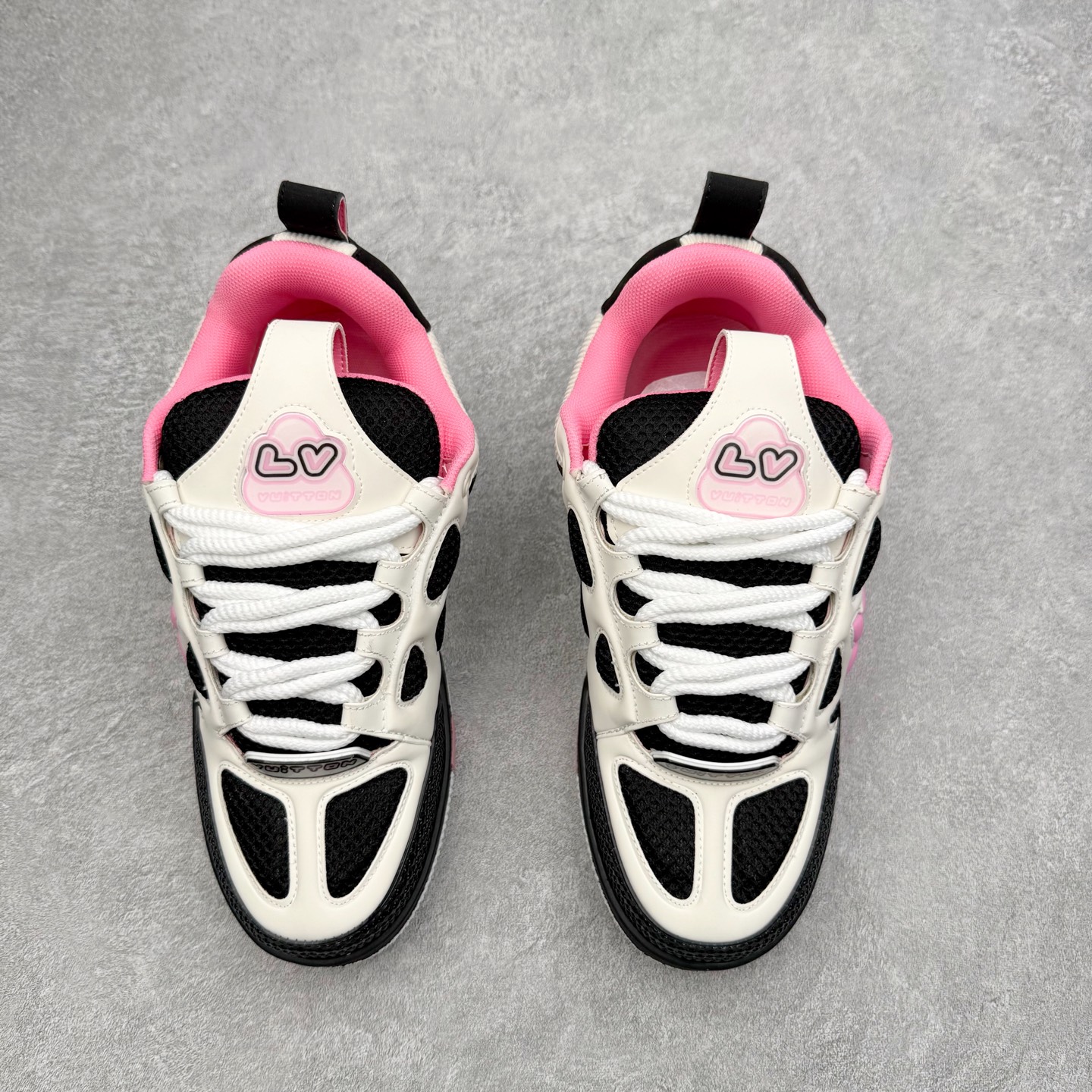 图片[2]-Louis Vuitton Trainer lv时装走秀运动鞋 完美鞋型超高的清洁度 零毛边线头瑕疵 全套原楦原纸版原鞋开模 全网最具灵魂的版型 正确原装黄色鞋盒 正确中底印花 鞋面印花3D高频深度立体 全鞋电脑针车 紧密相连 针距密度一致 环保乳胶注塑鞋垫 厚度脚感还原原版 皮面裁剪部位 统一油边封口工艺 原装橡胶大底含胶量大底组合零偏差 专柜全套包装 防尘袋 说明书 质保卡 男女鞋 尺码：35 36 37 38 39 40 41 42 43 44 45-选品中心