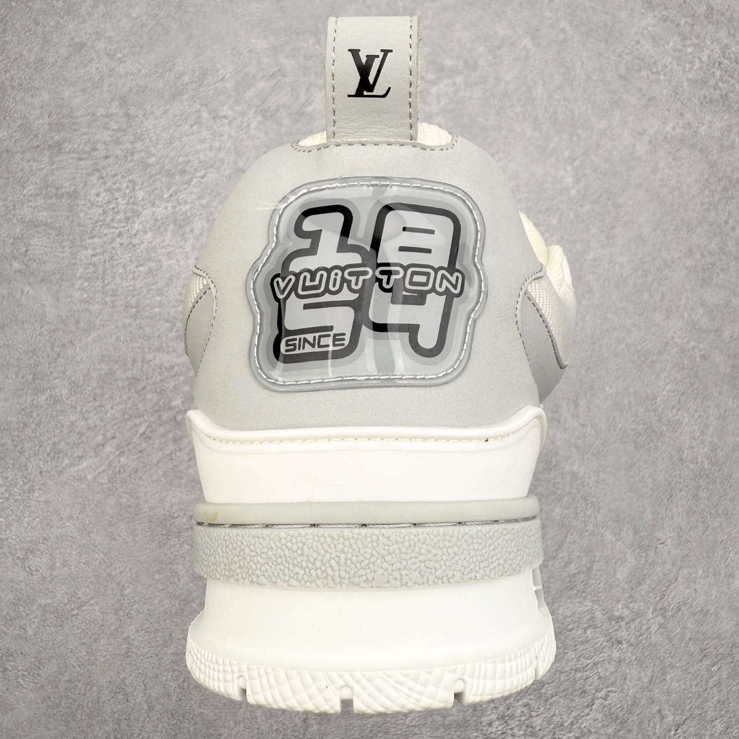 图片[8]-Louis Vuitton Trainer lv时装走秀运动鞋 完美鞋型超高的清洁度 零毛边线头瑕疵 全套原楦原纸版原鞋开模 全网最具灵魂的版型 正确原装黄色鞋盒 正确中底印花 鞋面印花3D高频深度立体 全鞋电脑针车 紧密相连 针距密度一致 环保乳胶注塑鞋垫 厚度脚感还原原版 皮面裁剪部位 统一油边封口工艺 原装橡胶大底含胶量大底组合零偏差 专柜全套包装 防尘袋 说明书 质保卡 男女鞋 尺码：35 36 37 38 39 40 41 42 43 44 45-选品中心