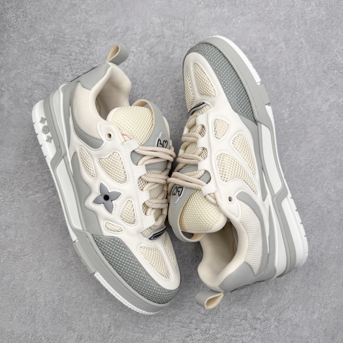 图片[3]-Louis Vuitton Trainer lv时装走秀运动鞋 完美鞋型超高的清洁度 零毛边线头瑕疵 全套原楦原纸版原鞋开模 全网最具灵魂的版型 正确原装黄色鞋盒 正确中底印花 鞋面印花3D高频深度立体 全鞋电脑针车 紧密相连 针距密度一致 环保乳胶注塑鞋垫 厚度脚感还原原版 皮面裁剪部位 统一油边封口工艺 原装橡胶大底含胶量大底组合零偏差 专柜全套包装 防尘袋 说明书 质保卡 男女鞋 尺码：35 36 37 38 39 40 41 42 43 44 45-选品中心