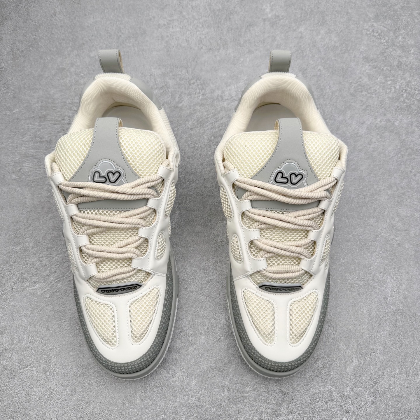 图片[2]-Louis Vuitton Trainer lv时装走秀运动鞋 完美鞋型超高的清洁度 零毛边线头瑕疵 全套原楦原纸版原鞋开模 全网最具灵魂的版型 正确原装黄色鞋盒 正确中底印花 鞋面印花3D高频深度立体 全鞋电脑针车 紧密相连 针距密度一致 环保乳胶注塑鞋垫 厚度脚感还原原版 皮面裁剪部位 统一油边封口工艺 原装橡胶大底含胶量大底组合零偏差 专柜全套包装 防尘袋 说明书 质保卡 男女鞋 尺码：35 36 37 38 39 40 41 42 43 44 45-选品中心