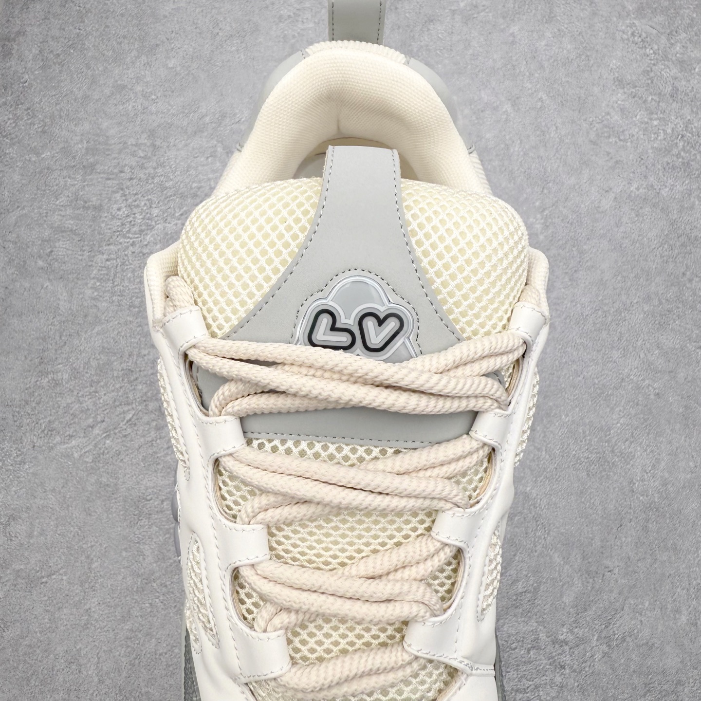 图片[5]-Louis Vuitton Trainer lv时装走秀运动鞋 完美鞋型超高的清洁度 零毛边线头瑕疵 全套原楦原纸版原鞋开模 全网最具灵魂的版型 正确原装黄色鞋盒 正确中底印花 鞋面印花3D高频深度立体 全鞋电脑针车 紧密相连 针距密度一致 环保乳胶注塑鞋垫 厚度脚感还原原版 皮面裁剪部位 统一油边封口工艺 原装橡胶大底含胶量大底组合零偏差 专柜全套包装 防尘袋 说明书 质保卡 男女鞋 尺码：35 36 37 38 39 40 41 42 43 44 45-选品中心