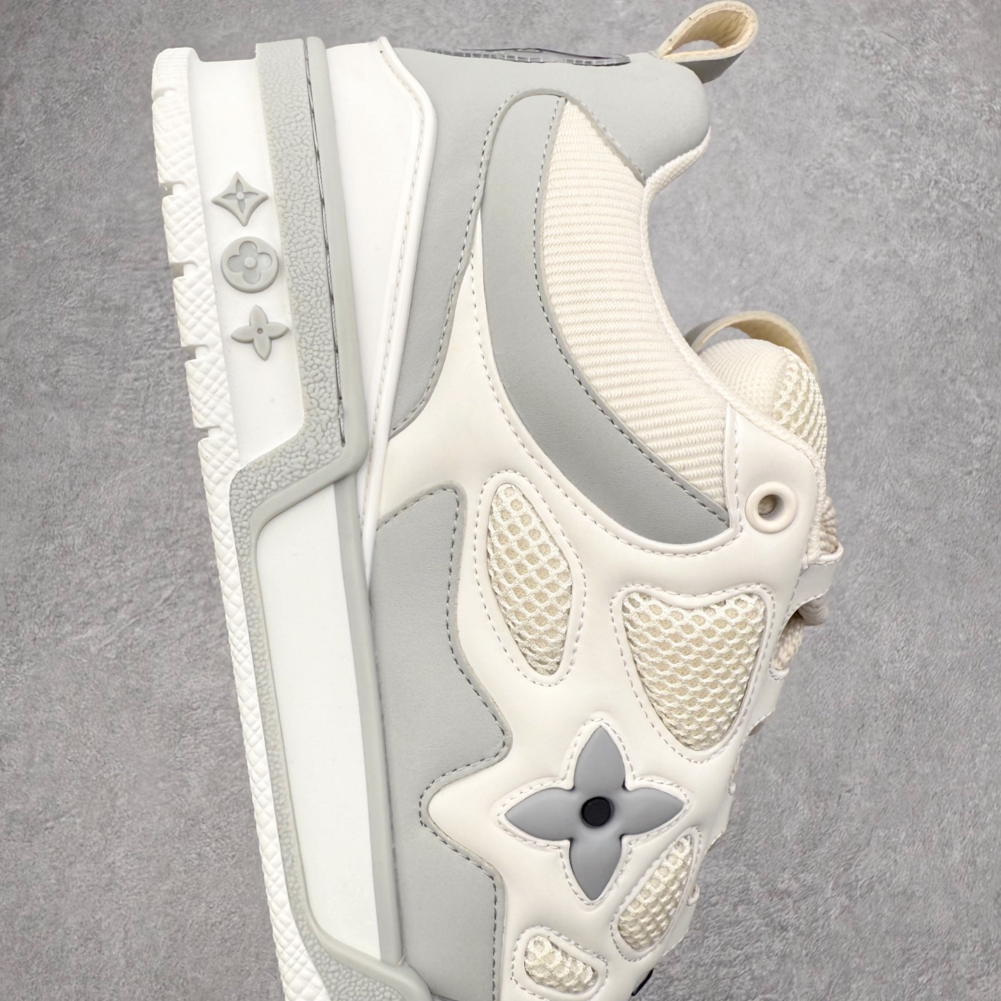 图片[6]-Louis Vuitton Trainer lv时装走秀运动鞋 完美鞋型超高的清洁度 零毛边线头瑕疵 全套原楦原纸版原鞋开模 全网最具灵魂的版型 正确原装黄色鞋盒 正确中底印花 鞋面印花3D高频深度立体 全鞋电脑针车 紧密相连 针距密度一致 环保乳胶注塑鞋垫 厚度脚感还原原版 皮面裁剪部位 统一油边封口工艺 原装橡胶大底含胶量大底组合零偏差 专柜全套包装 防尘袋 说明书 质保卡 男女鞋 尺码：35 36 37 38 39 40 41 42 43 44 45-选品中心