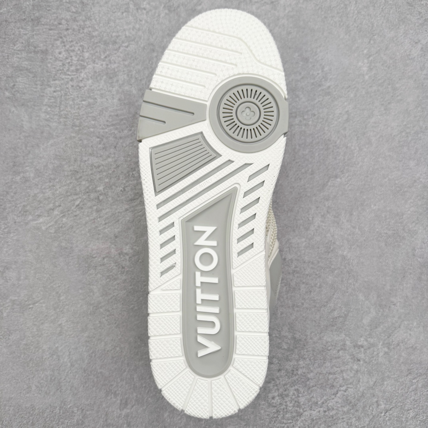 图片[9]-Louis Vuitton Trainer lv时装走秀运动鞋 完美鞋型超高的清洁度 零毛边线头瑕疵 全套原楦原纸版原鞋开模 全网最具灵魂的版型 正确原装黄色鞋盒 正确中底印花 鞋面印花3D高频深度立体 全鞋电脑针车 紧密相连 针距密度一致 环保乳胶注塑鞋垫 厚度脚感还原原版 皮面裁剪部位 统一油边封口工艺 原装橡胶大底含胶量大底组合零偏差 专柜全套包装 防尘袋 说明书 质保卡 男女鞋 尺码：35 36 37 38 39 40 41 42 43 44 45-选品中心