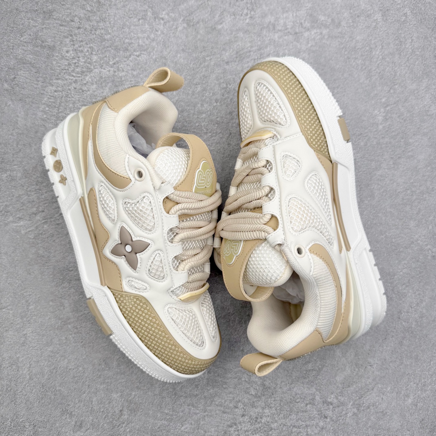 图片[3]-Louis Vuitton Trainer lv时装走秀运动鞋 完美鞋型超高的清洁度 零毛边线头瑕疵 全套原楦原纸版原鞋开模 全网最具灵魂的版型 正确原装黄色鞋盒 正确中底印花 鞋面印花3D高频深度立体 全鞋电脑针车 紧密相连 针距密度一致 环保乳胶注塑鞋垫 厚度脚感还原原版 皮面裁剪部位 统一油边封口工艺 原装橡胶大底含胶量大底组合零偏差 专柜全套包装 防尘袋 说明书 质保卡 男女鞋 尺码：35 36 37 38 39 40 41 42 43 44 45-选品中心