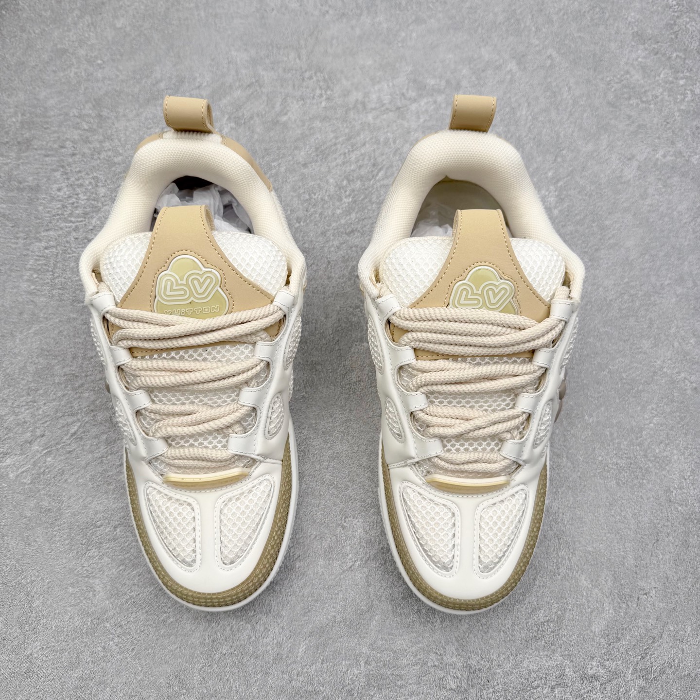 图片[2]-Louis Vuitton Trainer lv时装走秀运动鞋 完美鞋型超高的清洁度 零毛边线头瑕疵 全套原楦原纸版原鞋开模 全网最具灵魂的版型 正确原装黄色鞋盒 正确中底印花 鞋面印花3D高频深度立体 全鞋电脑针车 紧密相连 针距密度一致 环保乳胶注塑鞋垫 厚度脚感还原原版 皮面裁剪部位 统一油边封口工艺 原装橡胶大底含胶量大底组合零偏差 专柜全套包装 防尘袋 说明书 质保卡 男女鞋 尺码：35 36 37 38 39 40 41 42 43 44 45-选品中心