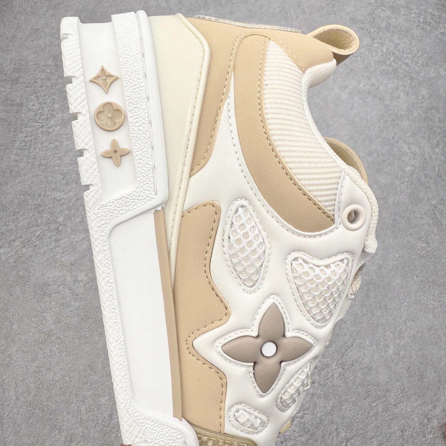 图片[6]-Louis Vuitton Trainer lv时装走秀运动鞋 完美鞋型超高的清洁度 零毛边线头瑕疵 全套原楦原纸版原鞋开模 全网最具灵魂的版型 正确原装黄色鞋盒 正确中底印花 鞋面印花3D高频深度立体 全鞋电脑针车 紧密相连 针距密度一致 环保乳胶注塑鞋垫 厚度脚感还原原版 皮面裁剪部位 统一油边封口工艺 原装橡胶大底含胶量大底组合零偏差 专柜全套包装 防尘袋 说明书 质保卡 男女鞋 尺码：35 36 37 38 39 40 41 42 43 44 45-选品中心