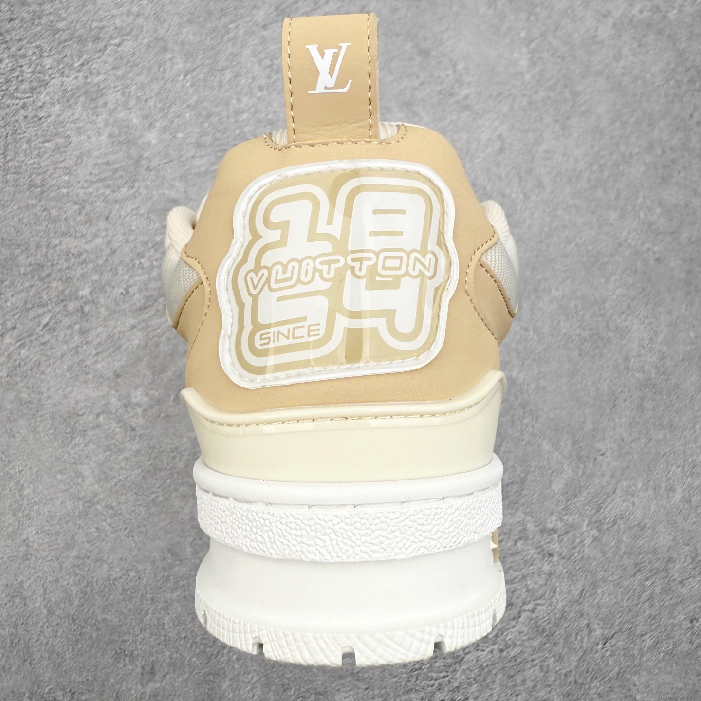 图片[8]-Louis Vuitton Trainer lv时装走秀运动鞋 完美鞋型超高的清洁度 零毛边线头瑕疵 全套原楦原纸版原鞋开模 全网最具灵魂的版型 正确原装黄色鞋盒 正确中底印花 鞋面印花3D高频深度立体 全鞋电脑针车 紧密相连 针距密度一致 环保乳胶注塑鞋垫 厚度脚感还原原版 皮面裁剪部位 统一油边封口工艺 原装橡胶大底含胶量大底组合零偏差 专柜全套包装 防尘袋 说明书 质保卡 男女鞋 尺码：35 36 37 38 39 40 41 42 43 44 45-选品中心