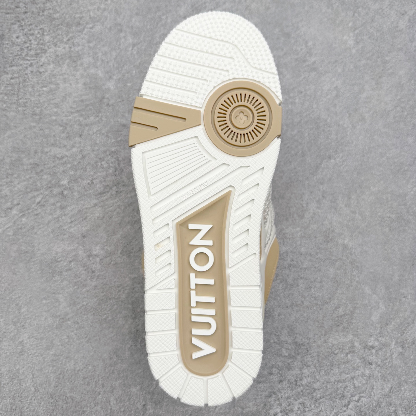 图片[9]-Louis Vuitton Trainer lv时装走秀运动鞋 完美鞋型超高的清洁度 零毛边线头瑕疵 全套原楦原纸版原鞋开模 全网最具灵魂的版型 正确原装黄色鞋盒 正确中底印花 鞋面印花3D高频深度立体 全鞋电脑针车 紧密相连 针距密度一致 环保乳胶注塑鞋垫 厚度脚感还原原版 皮面裁剪部位 统一油边封口工艺 原装橡胶大底含胶量大底组合零偏差 专柜全套包装 防尘袋 说明书 质保卡 男女鞋 尺码：35 36 37 38 39 40 41 42 43 44 45-选品中心