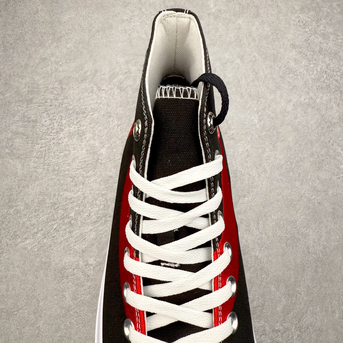 图片[5]-Converse x Coca-Cola 匡威可口可乐全新联名 此番第二波联名单品与第一波Chuck 70相比将鞋面的皮革换成了帆布材质，鞋面依旧保留了可口可乐招牌的红色线条刺绣，后跟也有可口可乐的联名标识刺绣，有趣的是在鞋带孔的部分使用了特殊的造型，致敬了玻璃瓶可口可乐的瓶盖，联名细节满满，融合经典与复古，诠释不灭的“汽水潮流”传奇！ 货号：A18435C黑色 货号：A18434C白色 尺码：35 36 36.5 37 37.5 38 39 39.5 40 41 41.5 42 42.5 43 44-选品中心