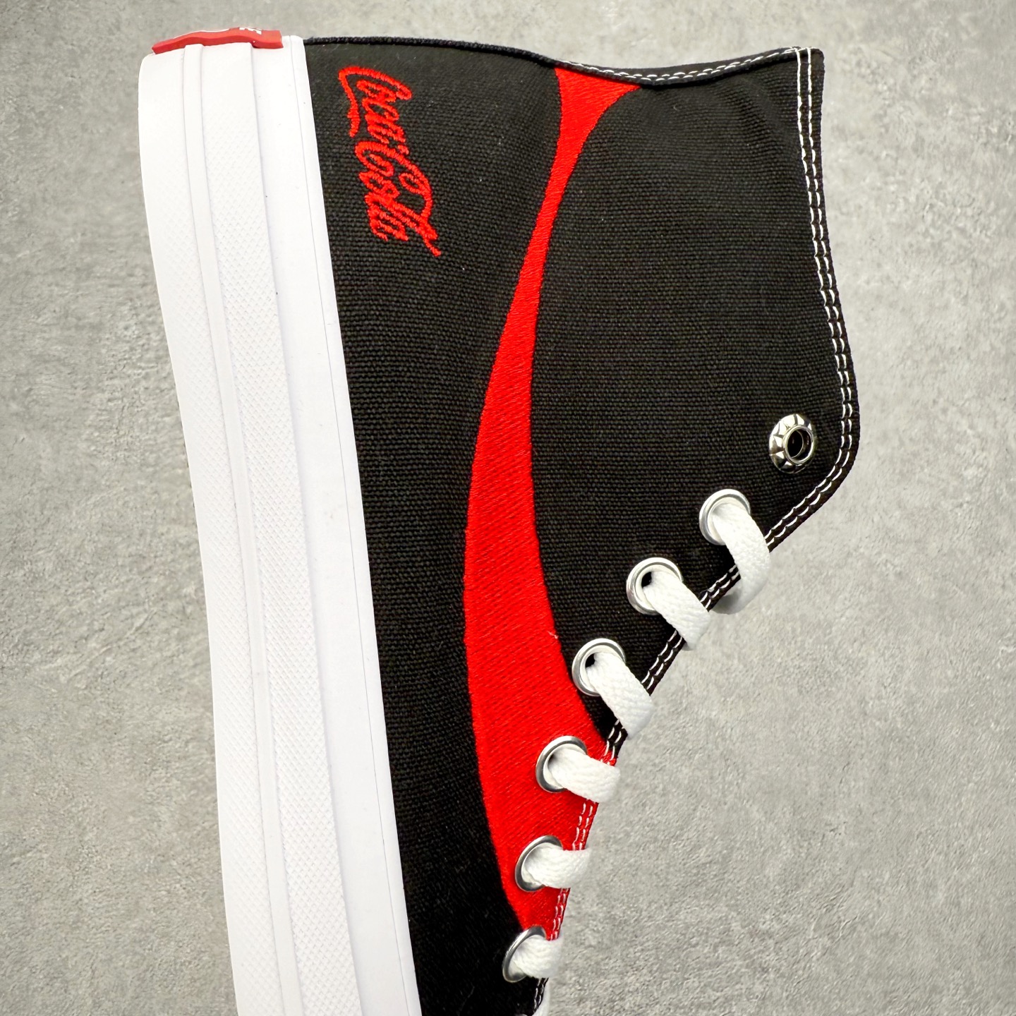 图片[6]-Converse x Coca-Cola 匡威可口可乐全新联名 此番第二波联名单品与第一波Chuck 70相比将鞋面的皮革换成了帆布材质，鞋面依旧保留了可口可乐招牌的红色线条刺绣，后跟也有可口可乐的联名标识刺绣，有趣的是在鞋带孔的部分使用了特殊的造型，致敬了玻璃瓶可口可乐的瓶盖，联名细节满满，融合经典与复古，诠释不灭的“汽水潮流”传奇！ 货号：A18435C黑色 货号：A18434C白色 尺码：35 36 36.5 37 37.5 38 39 39.5 40 41 41.5 42 42.5 43 44-选品中心