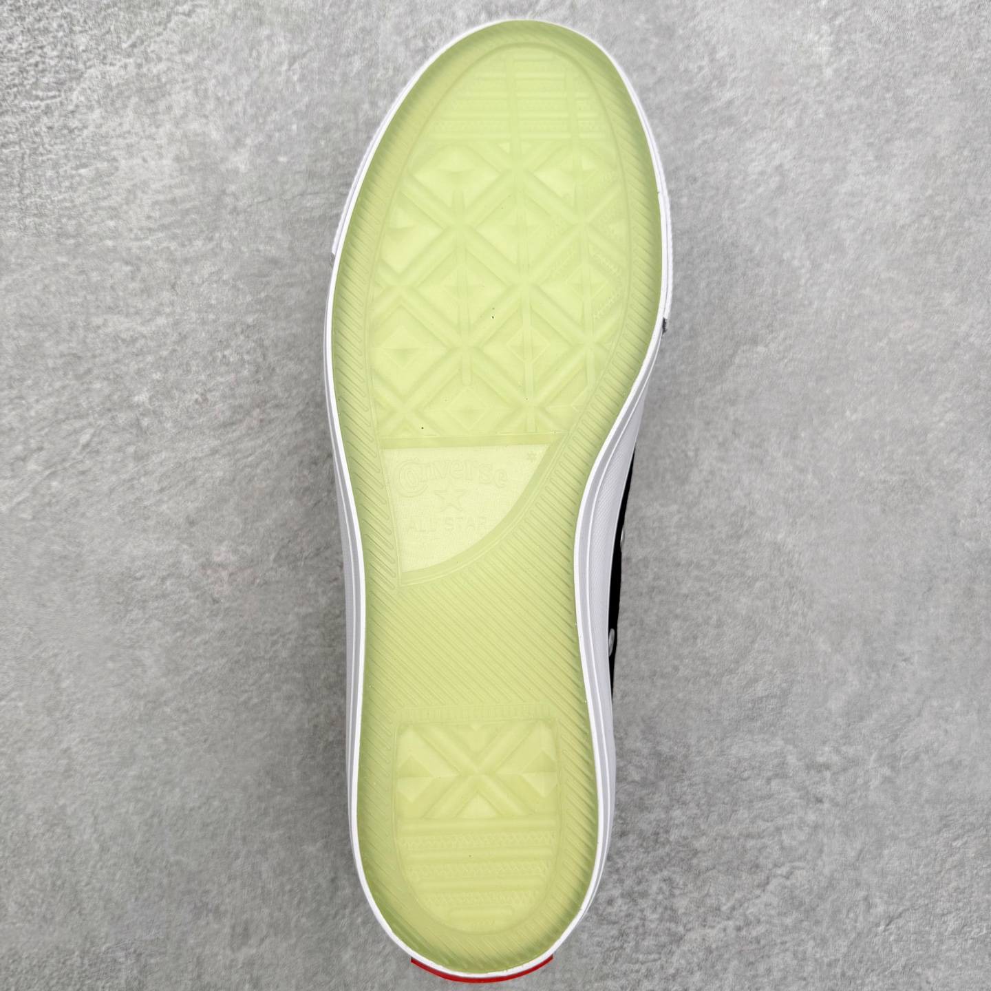 图片[9]-Converse x Coca-Cola 匡威可口可乐全新联名 此番第二波联名单品与第一波Chuck 70相比将鞋面的皮革换成了帆布材质，鞋面依旧保留了可口可乐招牌的红色线条刺绣，后跟也有可口可乐的联名标识刺绣，有趣的是在鞋带孔的部分使用了特殊的造型，致敬了玻璃瓶可口可乐的瓶盖，联名细节满满，融合经典与复古，诠释不灭的“汽水潮流”传奇！ 货号：A18435C黑色 货号：A18434C白色 尺码：35 36 36.5 37 37.5 38 39 39.5 40 41 41.5 42 42.5 43 44-选品中心