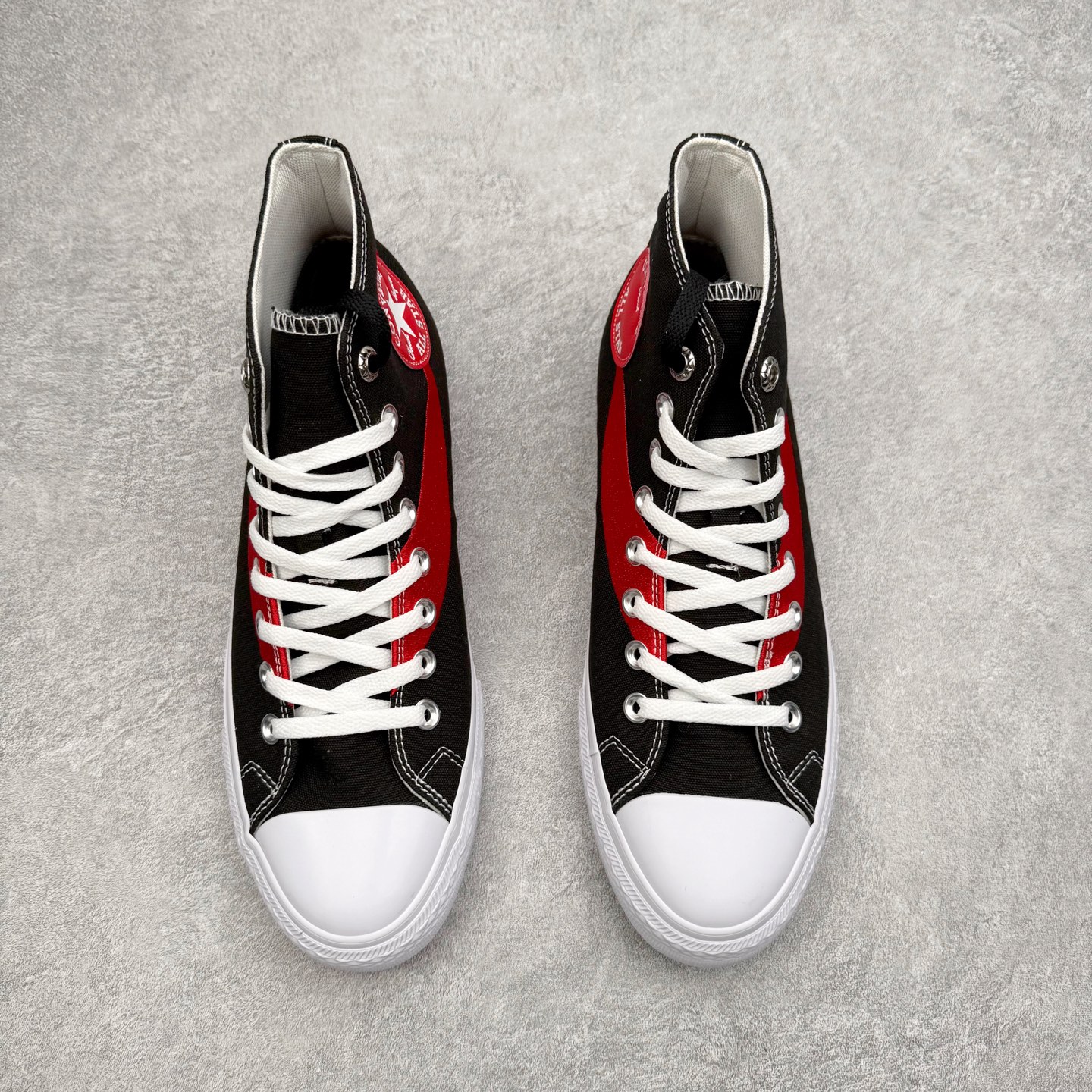 图片[2]-Converse x Coca-Cola 匡威可口可乐全新联名 此番第二波联名单品与第一波Chuck 70相比将鞋面的皮革换成了帆布材质，鞋面依旧保留了可口可乐招牌的红色线条刺绣，后跟也有可口可乐的联名标识刺绣，有趣的是在鞋带孔的部分使用了特殊的造型，致敬了玻璃瓶可口可乐的瓶盖，联名细节满满，融合经典与复古，诠释不灭的“汽水潮流”传奇！ 货号：A18435C黑色 货号：A18434C白色 尺码：35 36 36.5 37 37.5 38 39 39.5 40 41 41.5 42 42.5 43 44-选品中心