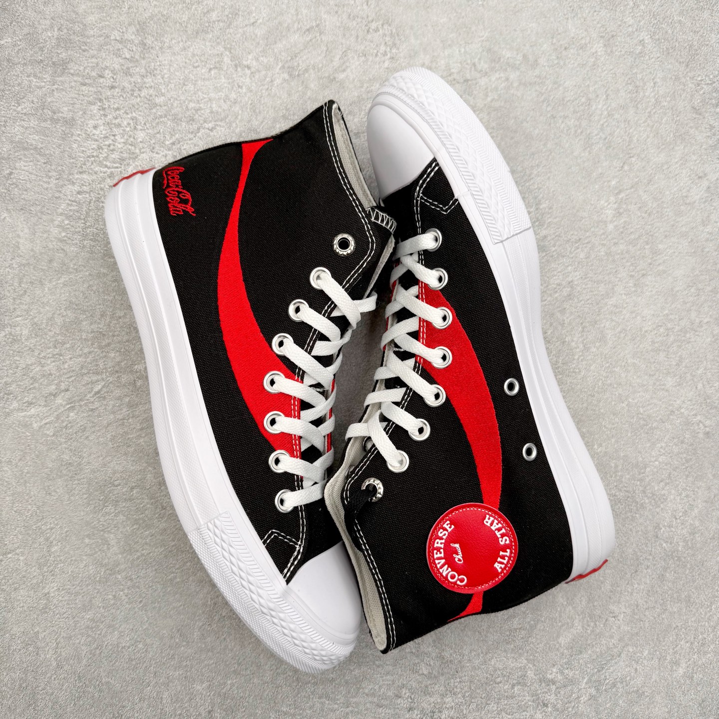 图片[3]-Converse x Coca-Cola 匡威可口可乐全新联名 此番第二波联名单品与第一波Chuck 70相比将鞋面的皮革换成了帆布材质，鞋面依旧保留了可口可乐招牌的红色线条刺绣，后跟也有可口可乐的联名标识刺绣，有趣的是在鞋带孔的部分使用了特殊的造型，致敬了玻璃瓶可口可乐的瓶盖，联名细节满满，融合经典与复古，诠释不灭的“汽水潮流”传奇！ 货号：A18435C黑色 货号：A18434C白色 尺码：35 36 36.5 37 37.5 38 39 39.5 40 41 41.5 42 42.5 43 44-选品中心