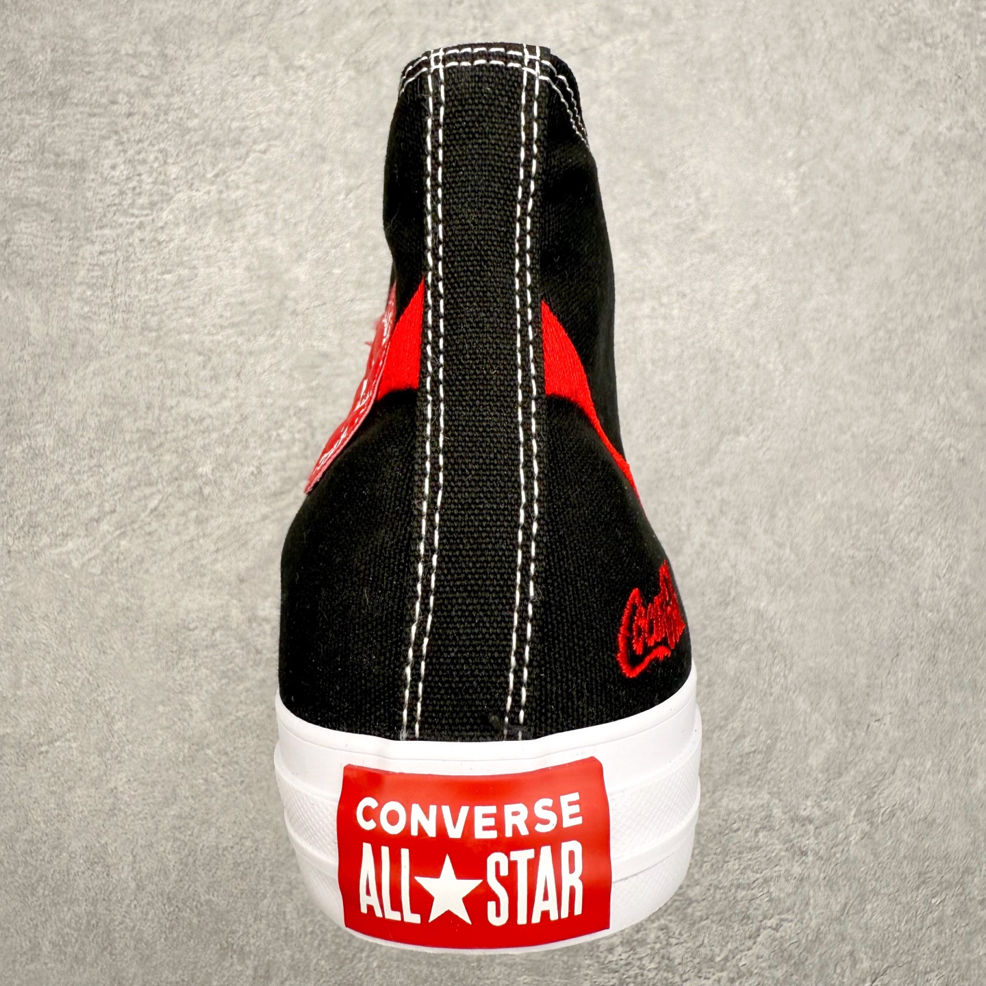 图片[8]-Converse x Coca-Cola 匡威可口可乐全新联名 此番第二波联名单品与第一波Chuck 70相比将鞋面的皮革换成了帆布材质，鞋面依旧保留了可口可乐招牌的红色线条刺绣，后跟也有可口可乐的联名标识刺绣，有趣的是在鞋带孔的部分使用了特殊的造型，致敬了玻璃瓶可口可乐的瓶盖，联名细节满满，融合经典与复古，诠释不灭的“汽水潮流”传奇！ 货号：A18435C黑色 货号：A18434C白色 尺码：35 36 36.5 37 37.5 38 39 39.5 40 41 41.5 42 42.5 43 44-选品中心