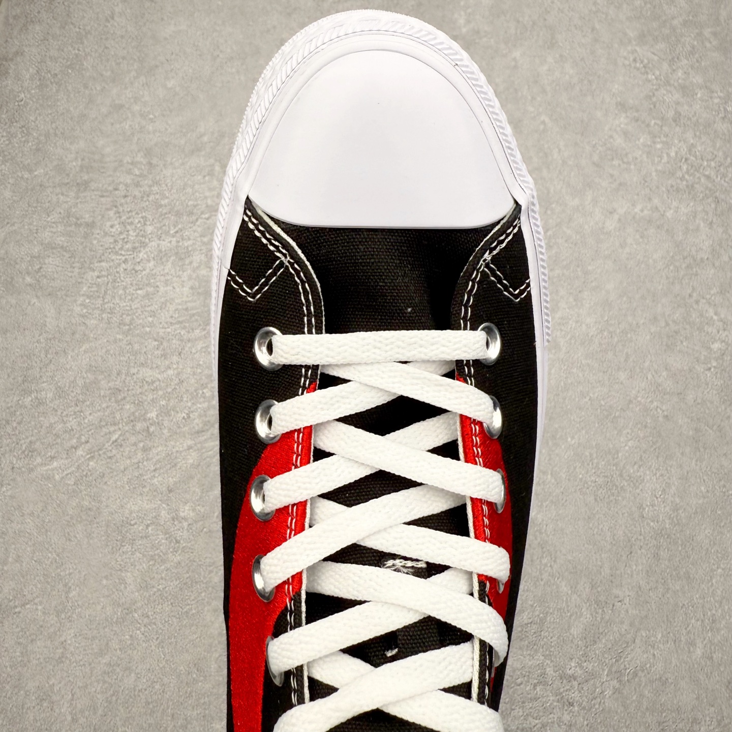 图片[4]-Converse x Coca-Cola 匡威可口可乐全新联名 此番第二波联名单品与第一波Chuck 70相比将鞋面的皮革换成了帆布材质，鞋面依旧保留了可口可乐招牌的红色线条刺绣，后跟也有可口可乐的联名标识刺绣，有趣的是在鞋带孔的部分使用了特殊的造型，致敬了玻璃瓶可口可乐的瓶盖，联名细节满满，融合经典与复古，诠释不灭的“汽水潮流”传奇！ 货号：A18435C黑色 货号：A18434C白色 尺码：35 36 36.5 37 37.5 38 39 39.5 40 41 41.5 42 42.5 43 44-选品中心