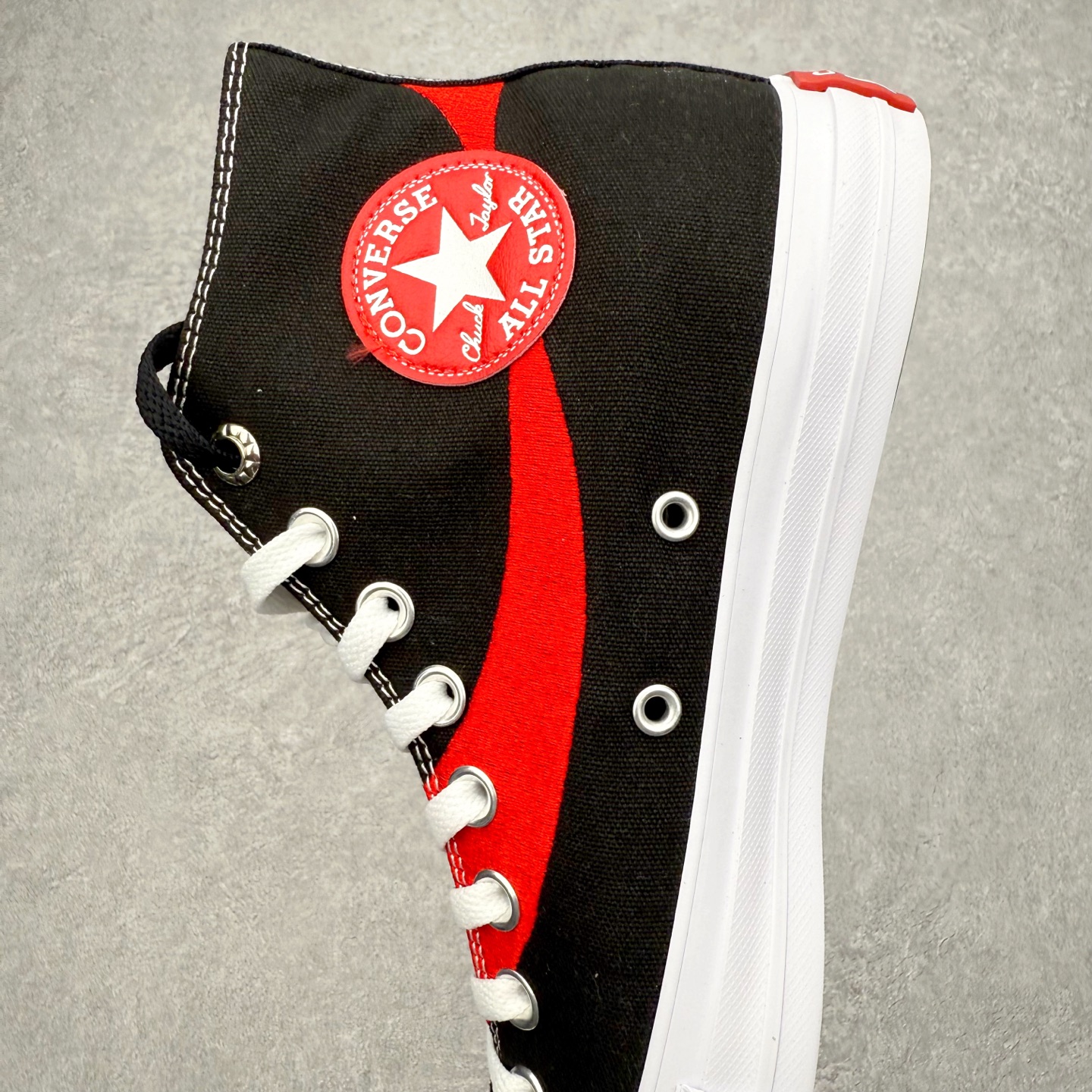 图片[7]-Converse x Coca-Cola 匡威可口可乐全新联名 此番第二波联名单品与第一波Chuck 70相比将鞋面的皮革换成了帆布材质，鞋面依旧保留了可口可乐招牌的红色线条刺绣，后跟也有可口可乐的联名标识刺绣，有趣的是在鞋带孔的部分使用了特殊的造型，致敬了玻璃瓶可口可乐的瓶盖，联名细节满满，融合经典与复古，诠释不灭的“汽水潮流”传奇！ 货号：A18435C黑色 货号：A18434C白色 尺码：35 36 36.5 37 37.5 38 39 39.5 40 41 41.5 42 42.5 43 44-选品中心