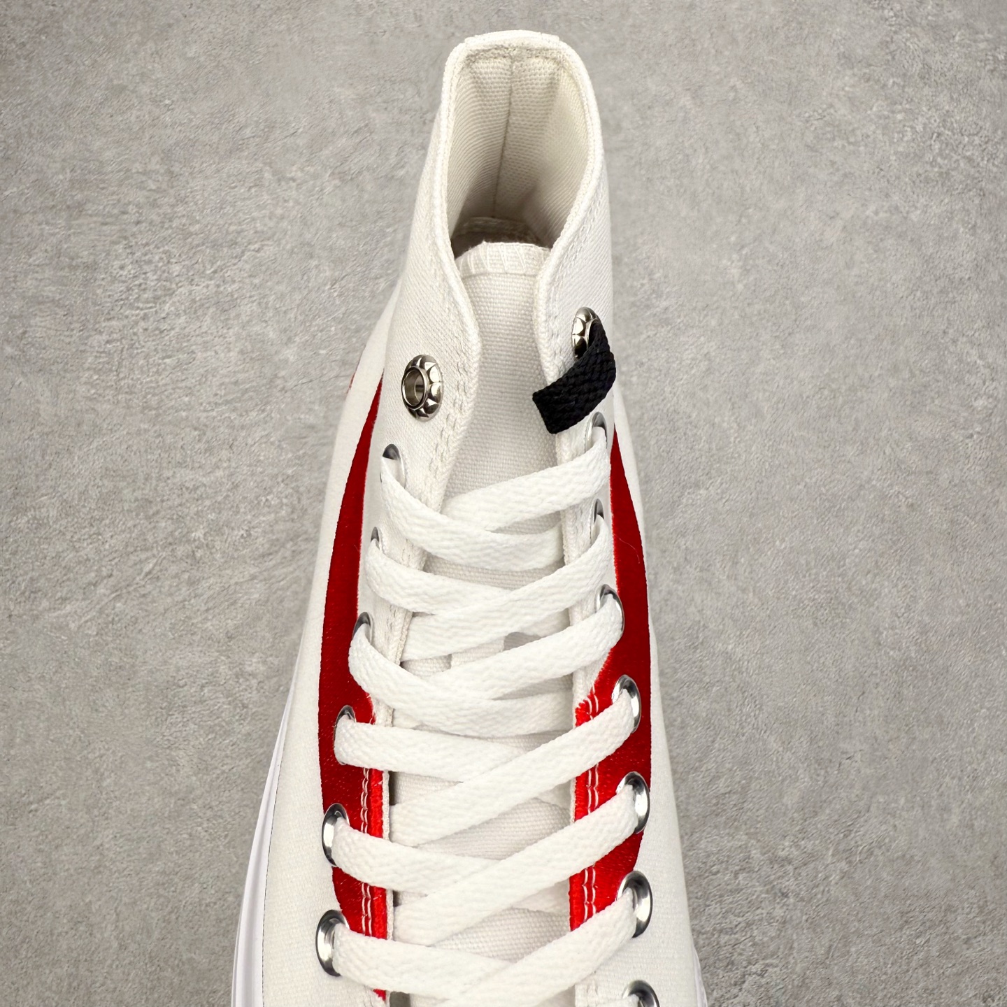 图片[5]-Converse x Coca-Cola 匡威可口可乐全新联名 此番第二波联名单品与第一波Chuck 70相比将鞋面的皮革换成了帆布材质，鞋面依旧保留了可口可乐招牌的红色线条刺绣，后跟也有可口可乐的联名标识刺绣，有趣的是在鞋带孔的部分使用了特殊的造型，致敬了玻璃瓶可口可乐的瓶盖，联名细节满满，融合经典与复古，诠释不灭的“汽水潮流”传奇！ 货号：A18435C黑色 货号：A18434C白色 尺码：35 36 36.5 37 37.5 38 39 39.5 40 41 41.5 42 42.5 43 44-选品中心