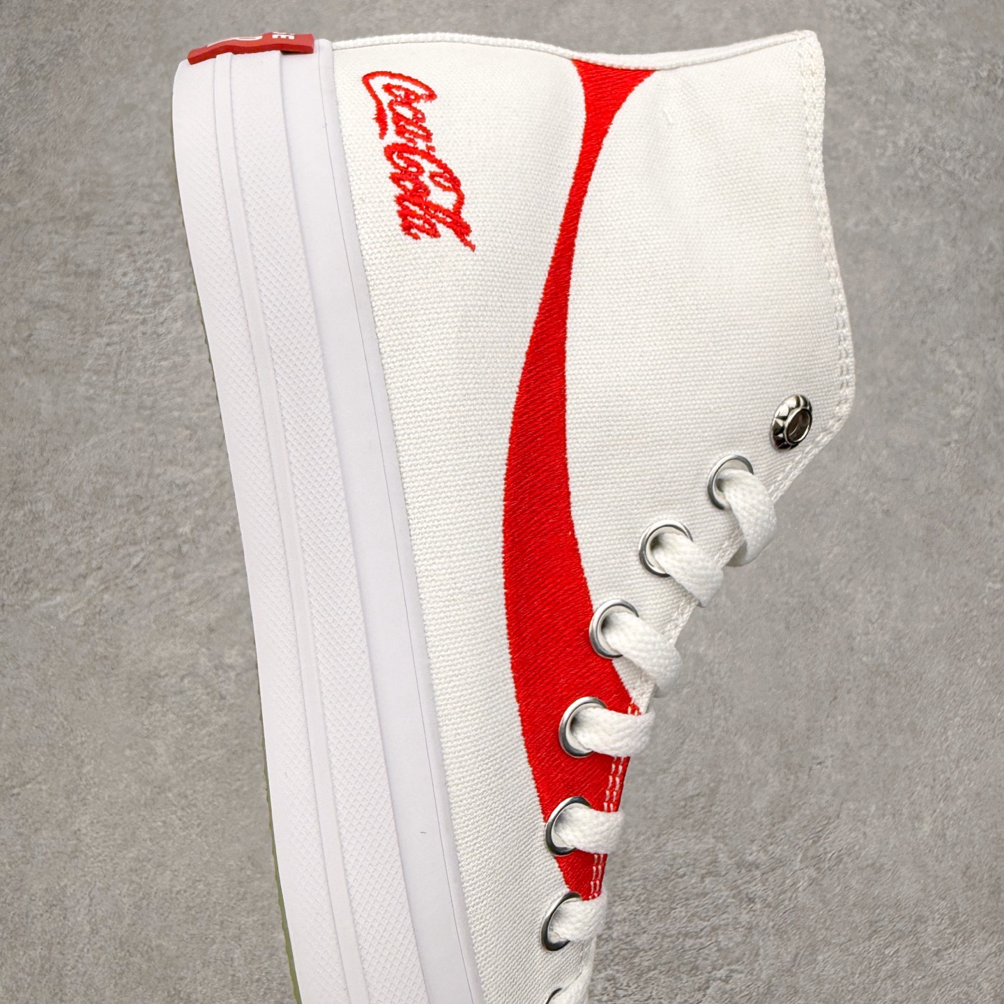 图片[6]-Converse x Coca-Cola 匡威可口可乐全新联名 此番第二波联名单品与第一波Chuck 70相比将鞋面的皮革换成了帆布材质，鞋面依旧保留了可口可乐招牌的红色线条刺绣，后跟也有可口可乐的联名标识刺绣，有趣的是在鞋带孔的部分使用了特殊的造型，致敬了玻璃瓶可口可乐的瓶盖，联名细节满满，融合经典与复古，诠释不灭的“汽水潮流”传奇！ 货号：A18435C黑色 货号：A18434C白色 尺码：35 36 36.5 37 37.5 38 39 39.5 40 41 41.5 42 42.5 43 44-选品中心