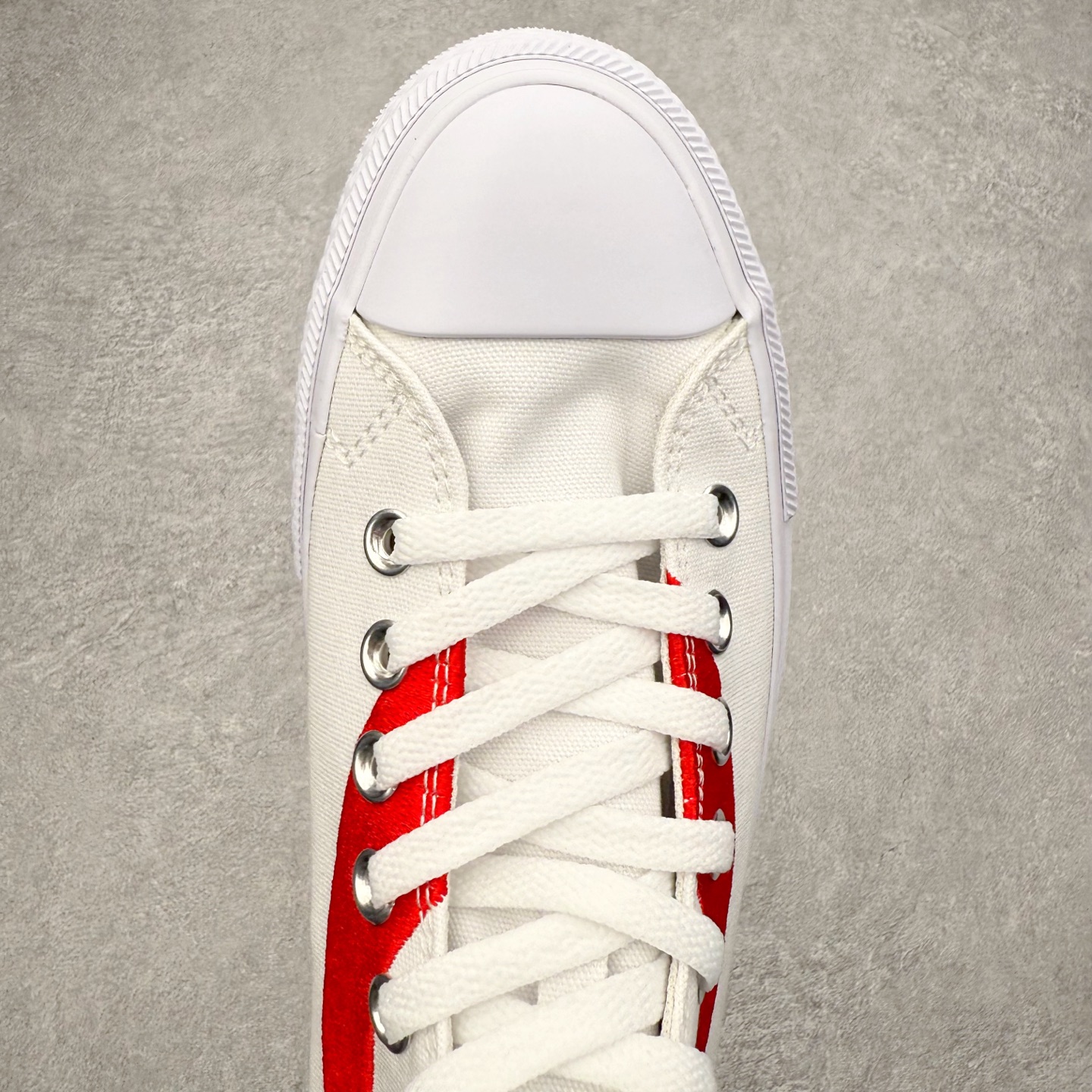 图片[4]-Converse x Coca-Cola 匡威可口可乐全新联名 此番第二波联名单品与第一波Chuck 70相比将鞋面的皮革换成了帆布材质，鞋面依旧保留了可口可乐招牌的红色线条刺绣，后跟也有可口可乐的联名标识刺绣，有趣的是在鞋带孔的部分使用了特殊的造型，致敬了玻璃瓶可口可乐的瓶盖，联名细节满满，融合经典与复古，诠释不灭的“汽水潮流”传奇！ 货号：A18435C黑色 货号：A18434C白色 尺码：35 36 36.5 37 37.5 38 39 39.5 40 41 41.5 42 42.5 43 44-选品中心