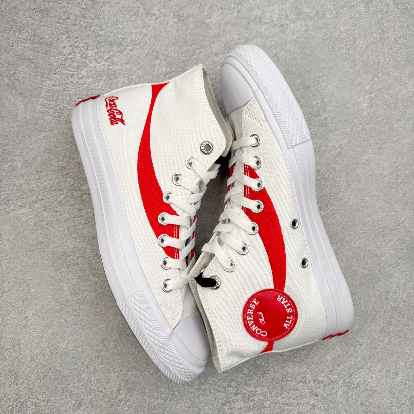 图片[3]-Converse x Coca-Cola 匡威可口可乐全新联名 此番第二波联名单品与第一波Chuck 70相比将鞋面的皮革换成了帆布材质，鞋面依旧保留了可口可乐招牌的红色线条刺绣，后跟也有可口可乐的联名标识刺绣，有趣的是在鞋带孔的部分使用了特殊的造型，致敬了玻璃瓶可口可乐的瓶盖，联名细节满满，融合经典与复古，诠释不灭的“汽水潮流”传奇！ 货号：A18435C黑色 货号：A18434C白色 尺码：35 36 36.5 37 37.5 38 39 39.5 40 41 41.5 42 42.5 43 44-选品中心