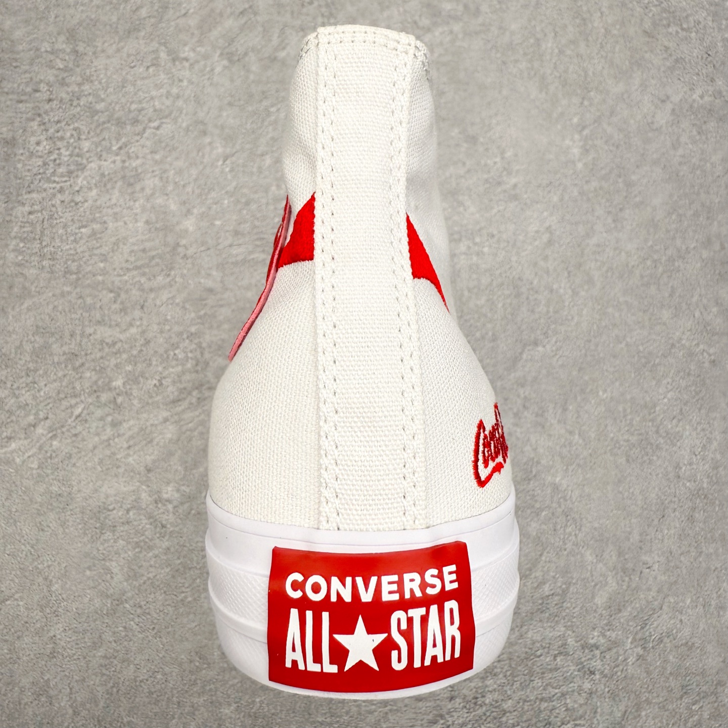 图片[8]-Converse x Coca-Cola 匡威可口可乐全新联名 此番第二波联名单品与第一波Chuck 70相比将鞋面的皮革换成了帆布材质，鞋面依旧保留了可口可乐招牌的红色线条刺绣，后跟也有可口可乐的联名标识刺绣，有趣的是在鞋带孔的部分使用了特殊的造型，致敬了玻璃瓶可口可乐的瓶盖，联名细节满满，融合经典与复古，诠释不灭的“汽水潮流”传奇！ 货号：A18435C黑色 货号：A18434C白色 尺码：35 36 36.5 37 37.5 38 39 39.5 40 41 41.5 42 42.5 43 44-选品中心