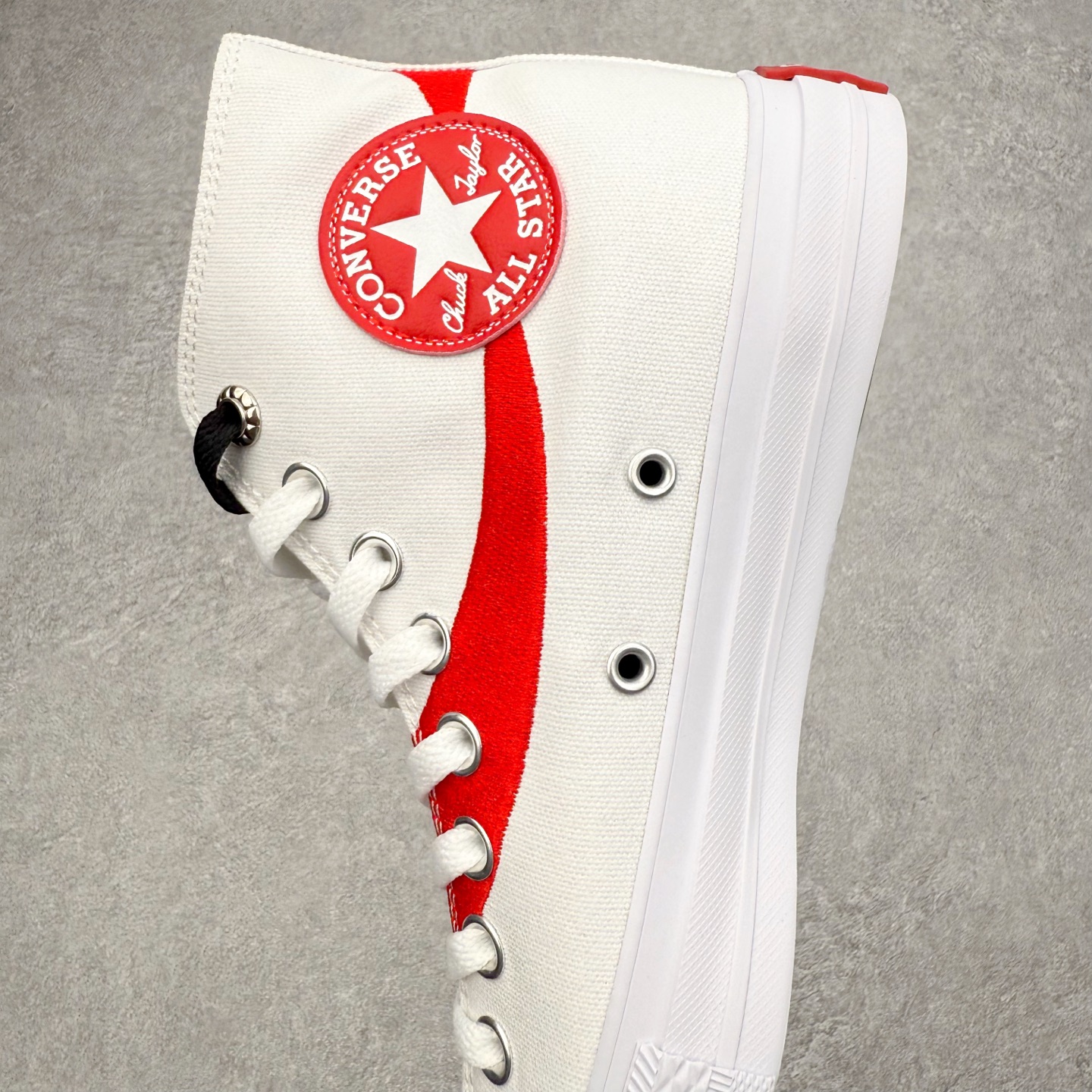 图片[7]-Converse x Coca-Cola 匡威可口可乐全新联名 此番第二波联名单品与第一波Chuck 70相比将鞋面的皮革换成了帆布材质，鞋面依旧保留了可口可乐招牌的红色线条刺绣，后跟也有可口可乐的联名标识刺绣，有趣的是在鞋带孔的部分使用了特殊的造型，致敬了玻璃瓶可口可乐的瓶盖，联名细节满满，融合经典与复古，诠释不灭的“汽水潮流”传奇！ 货号：A18435C黑色 货号：A18434C白色 尺码：35 36 36.5 37 37.5 38 39 39.5 40 41 41.5 42 42.5 43 44-选品中心