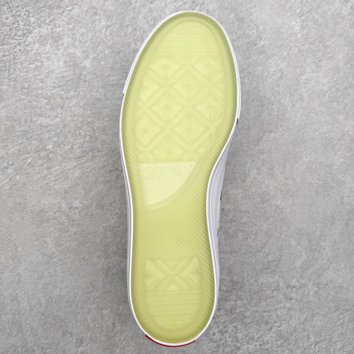 图片[9]-Converse x Coca-Cola 匡威可口可乐全新联名 此番第二波联名单品与第一波Chuck 70相比将鞋面的皮革换成了帆布材质，鞋面依旧保留了可口可乐招牌的红色线条刺绣，后跟也有可口可乐的联名标识刺绣，有趣的是在鞋带孔的部分使用了特殊的造型，致敬了玻璃瓶可口可乐的瓶盖，联名细节满满，融合经典与复古，诠释不灭的“汽水潮流”传奇！ 货号：A18435C黑色 货号：A18434C白色 尺码：35 36 36.5 37 37.5 38 39 39.5 40 41 41.5 42 42.5 43 44-选品中心