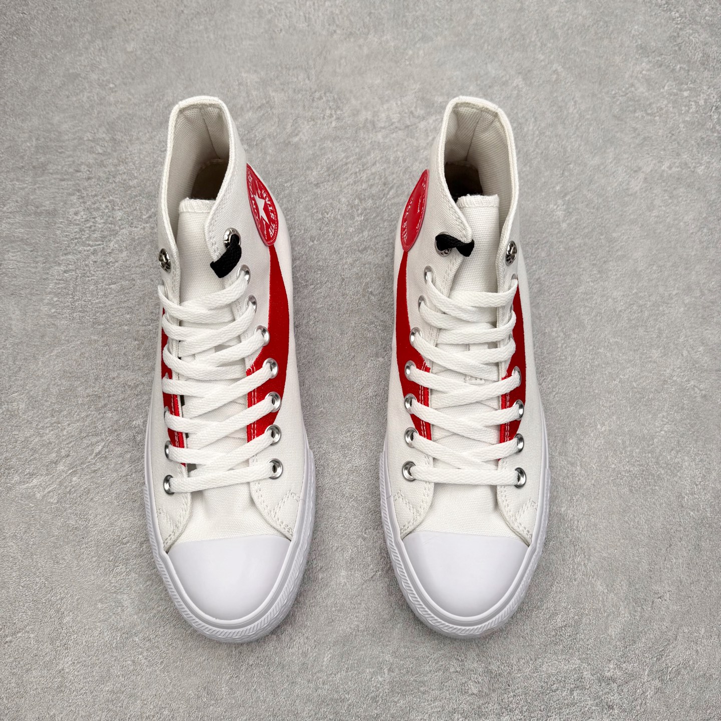 图片[2]-Converse x Coca-Cola 匡威可口可乐全新联名 此番第二波联名单品与第一波Chuck 70相比将鞋面的皮革换成了帆布材质，鞋面依旧保留了可口可乐招牌的红色线条刺绣，后跟也有可口可乐的联名标识刺绣，有趣的是在鞋带孔的部分使用了特殊的造型，致敬了玻璃瓶可口可乐的瓶盖，联名细节满满，融合经典与复古，诠释不灭的“汽水潮流”传奇！ 货号：A18435C黑色 货号：A18434C白色 尺码：35 36 36.5 37 37.5 38 39 39.5 40 41 41.5 42 42.5 43 44-选品中心