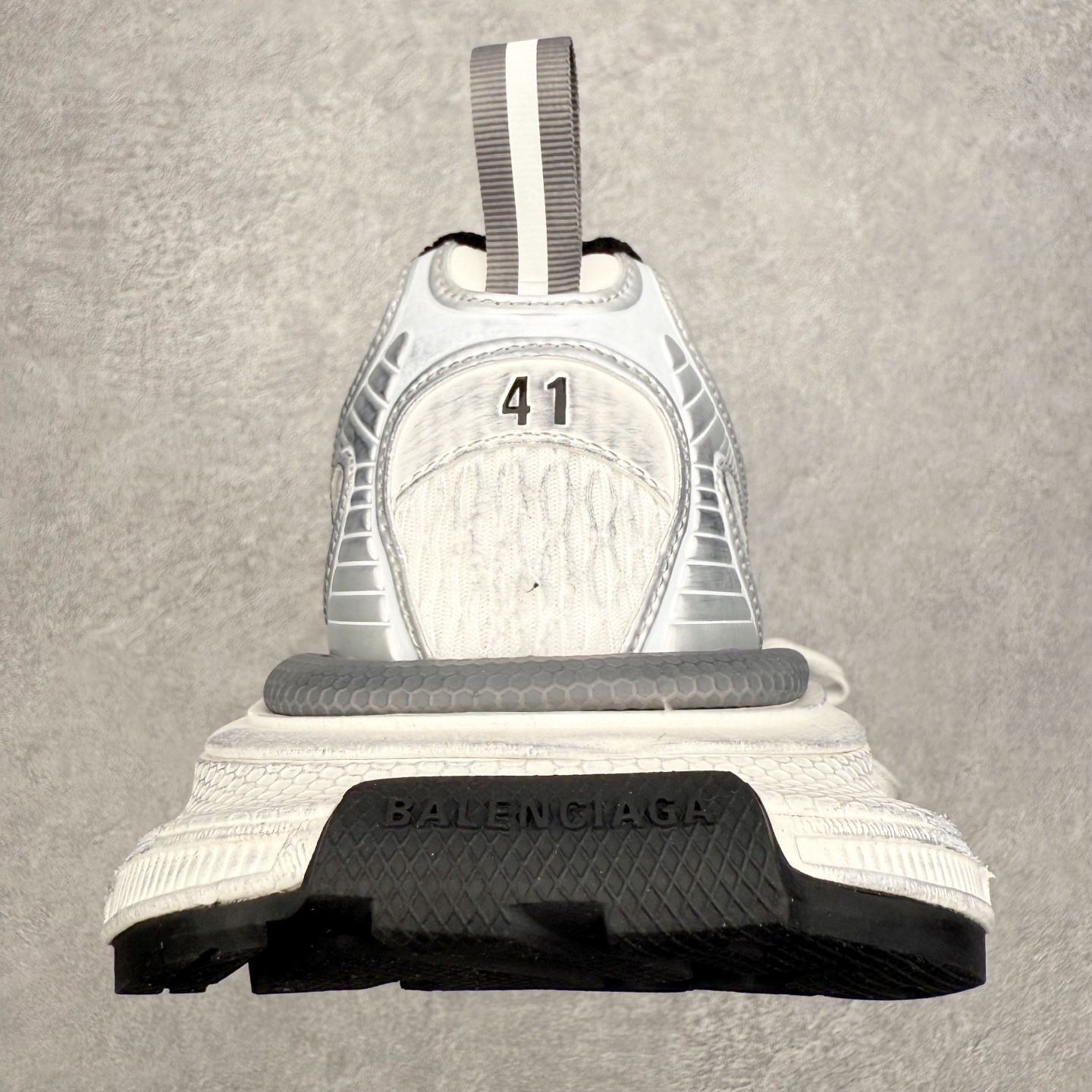 图片[8]-＃VG零售版 BALENCIAGA 3XL Sneakers 巴黎世家十代网布系带低帮走秀复古老爹鞋 全套原纸板楦头开发 最原汁原味的灵魂版型 全鞋荧光划线卡点 胶水把控整洁度追求极致完美 每一双都是工艺品 多重QC质检 超越公司货的品控标准 实实在在的免检产品 原盒原配 正确字体电绣 粗细、位置、大小正确 侧边TPU 透气孔匹配意产原版 正确分离大底 TPU软底 原版一致大底LOGO 立体感十足 原厂皮料水洗做旧 采购原厂网纱 不含皮革 网布材料和聚氨酯 磨损效果 鞋头边缘和后帮 Balenciaga 徽标 鞋面和后跟凸印尺码 鞋舌 3XL 橡胶品牌标识和反光细节 鞋帮拉袢和鞋舌拉祥 配反光细节 备用鞋带在鞋履前侧 可在穿着前取下 便于不同造型搭配 正常尺码 尺码：35 36 37 38 39 40 41 42 43 44 45 46-选品中心