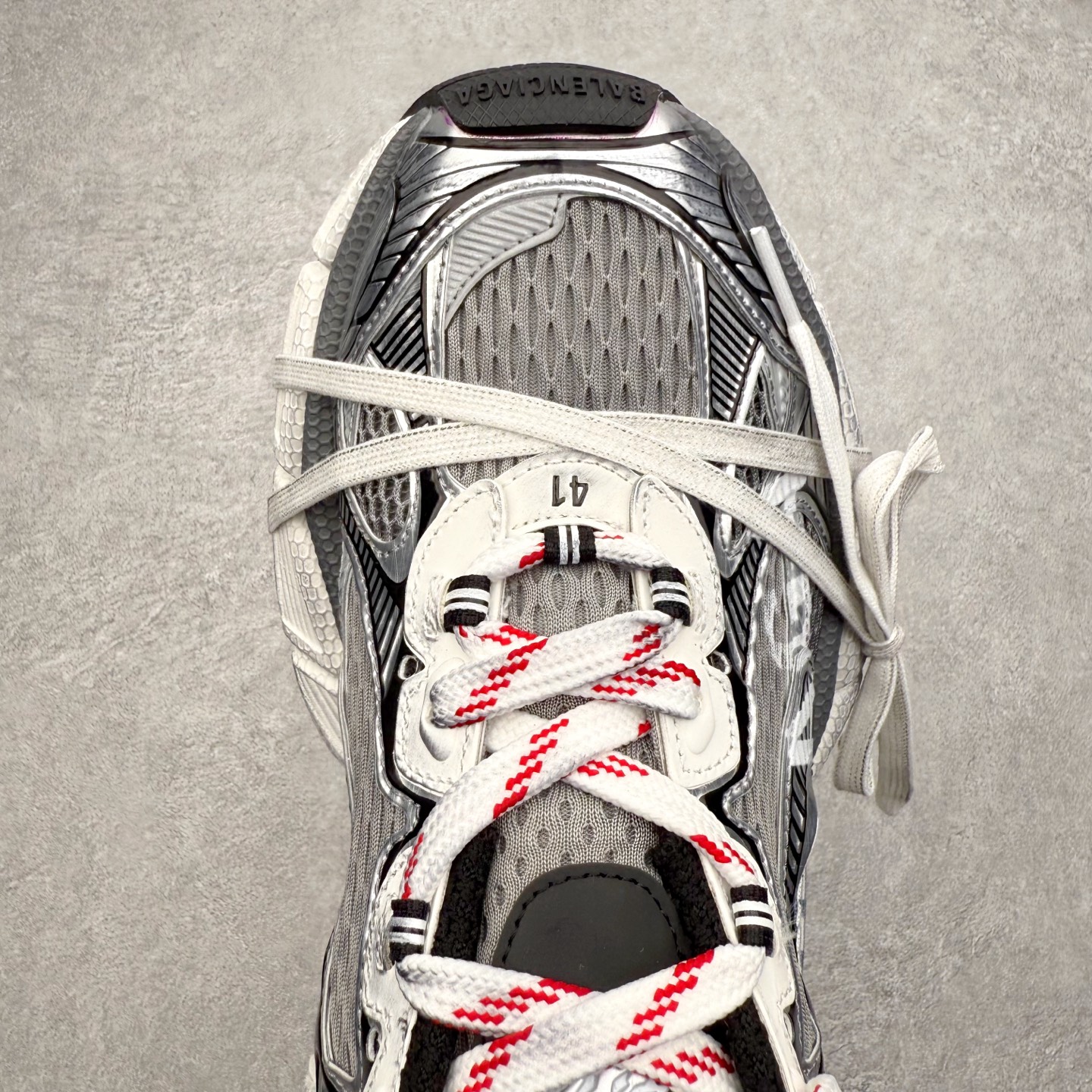 图片[4]-＃VG零售版 BALENCIAGA 3XL Sneakers 巴黎世家十代网布系带低帮走秀复古老爹鞋 全套原纸板楦头开发 最原汁原味的灵魂版型 全鞋荧光划线卡点 胶水把控整洁度追求极致完美 每一双都是工艺品 多重QC质检 超越公司货的品控标准 实实在在的免检产品 原盒原配 正确字体电绣 粗细、位置、大小正确 侧边TPU 透气孔匹配意产原版 正确分离大底 TPU软底 原版一致大底LOGO 立体感十足 原厂皮料水洗做旧 采购原厂网纱 不含皮革 网布材料和聚氨酯 磨损效果 鞋头边缘和后帮 Balenciaga 徽标 鞋面和后跟凸印尺码 鞋舌 3XL 橡胶品牌标识和反光细节 鞋帮拉袢和鞋舌拉祥 配反光细节 备用鞋带在鞋履前侧 可在穿着前取下 便于不同造型搭配 正常尺码 尺码：35 36 37 38 39 40 41 42 43 44 45 46-选品中心