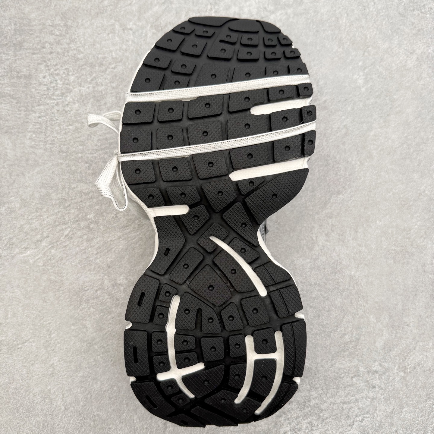 图片[9]-＃VG零售版 BALENCIAGA 3XL Sneakers 巴黎世家十代网布系带低帮走秀复古老爹鞋 全套原纸板楦头开发 最原汁原味的灵魂版型 全鞋荧光划线卡点 胶水把控整洁度追求极致完美 每一双都是工艺品 多重QC质检 超越公司货的品控标准 实实在在的免检产品 原盒原配 正确字体电绣 粗细、位置、大小正确 侧边TPU 透气孔匹配意产原版 正确分离大底 TPU软底 原版一致大底LOGO 立体感十足 原厂皮料水洗做旧 采购原厂网纱 不含皮革 网布材料和聚氨酯 磨损效果 鞋头边缘和后帮 Balenciaga 徽标 鞋面和后跟凸印尺码 鞋舌 3XL 橡胶品牌标识和反光细节 鞋帮拉袢和鞋舌拉祥 配反光细节 备用鞋带在鞋履前侧 可在穿着前取下 便于不同造型搭配 正常尺码 尺码：35 36 37 38 39 40 41 42 43 44 45 46-选品中心