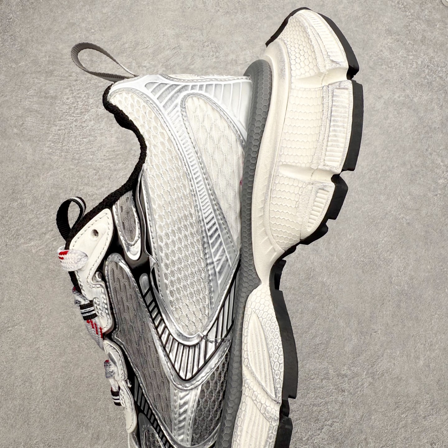 图片[7]-＃VG零售版 BALENCIAGA 3XL Sneakers 巴黎世家十代网布系带低帮走秀复古老爹鞋 全套原纸板楦头开发 最原汁原味的灵魂版型 全鞋荧光划线卡点 胶水把控整洁度追求极致完美 每一双都是工艺品 多重QC质检 超越公司货的品控标准 实实在在的免检产品 原盒原配 正确字体电绣 粗细、位置、大小正确 侧边TPU 透气孔匹配意产原版 正确分离大底 TPU软底 原版一致大底LOGO 立体感十足 原厂皮料水洗做旧 采购原厂网纱 不含皮革 网布材料和聚氨酯 磨损效果 鞋头边缘和后帮 Balenciaga 徽标 鞋面和后跟凸印尺码 鞋舌 3XL 橡胶品牌标识和反光细节 鞋帮拉袢和鞋舌拉祥 配反光细节 备用鞋带在鞋履前侧 可在穿着前取下 便于不同造型搭配 正常尺码 尺码：35 36 37 38 39 40 41 42 43 44 45 46-选品中心