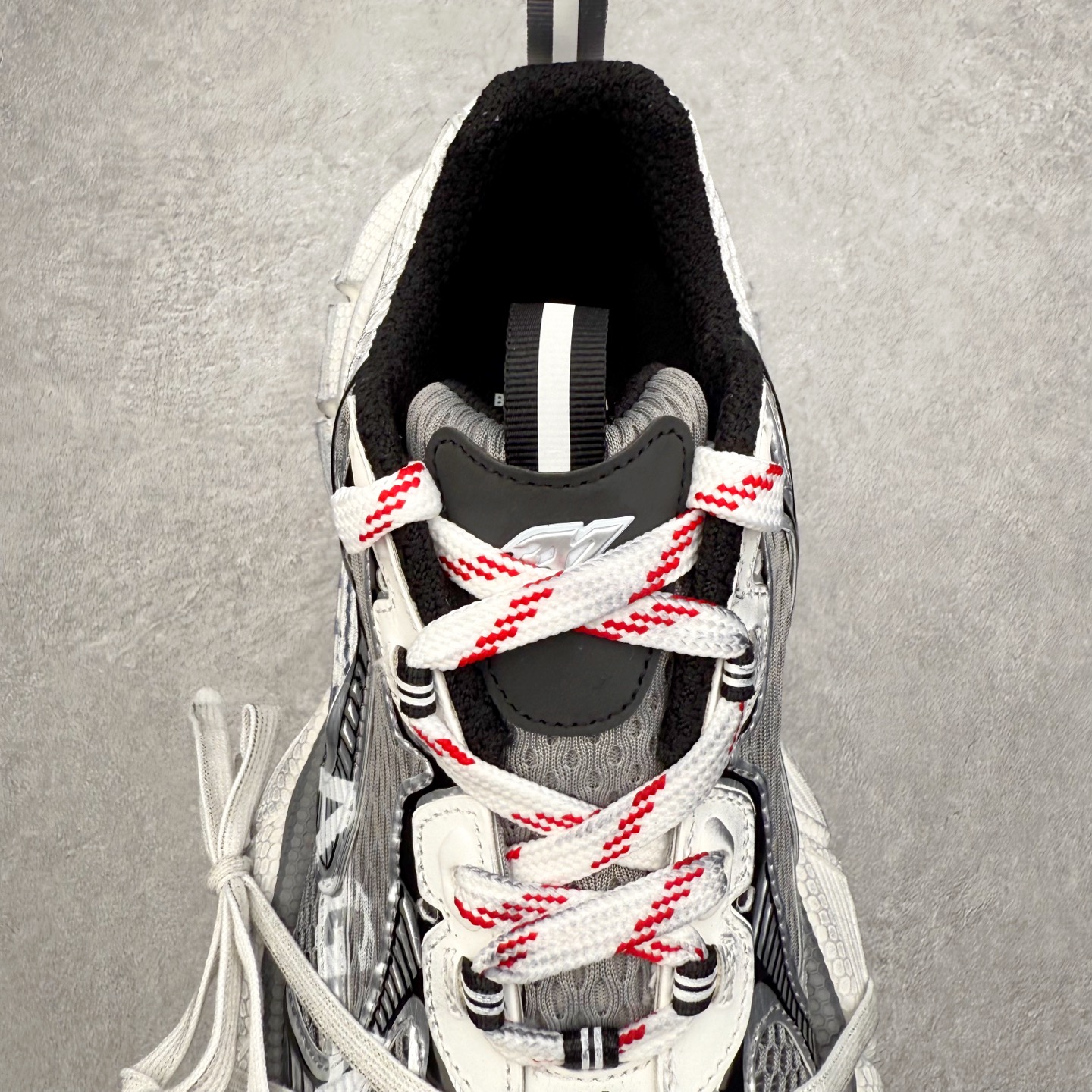 图片[5]-＃VG零售版 BALENCIAGA 3XL Sneakers 巴黎世家十代网布系带低帮走秀复古老爹鞋 全套原纸板楦头开发 最原汁原味的灵魂版型 全鞋荧光划线卡点 胶水把控整洁度追求极致完美 每一双都是工艺品 多重QC质检 超越公司货的品控标准 实实在在的免检产品 原盒原配 正确字体电绣 粗细、位置、大小正确 侧边TPU 透气孔匹配意产原版 正确分离大底 TPU软底 原版一致大底LOGO 立体感十足 原厂皮料水洗做旧 采购原厂网纱 不含皮革 网布材料和聚氨酯 磨损效果 鞋头边缘和后帮 Balenciaga 徽标 鞋面和后跟凸印尺码 鞋舌 3XL 橡胶品牌标识和反光细节 鞋帮拉袢和鞋舌拉祥 配反光细节 备用鞋带在鞋履前侧 可在穿着前取下 便于不同造型搭配 正常尺码 尺码：35 36 37 38 39 40 41 42 43 44 45 46-选品中心