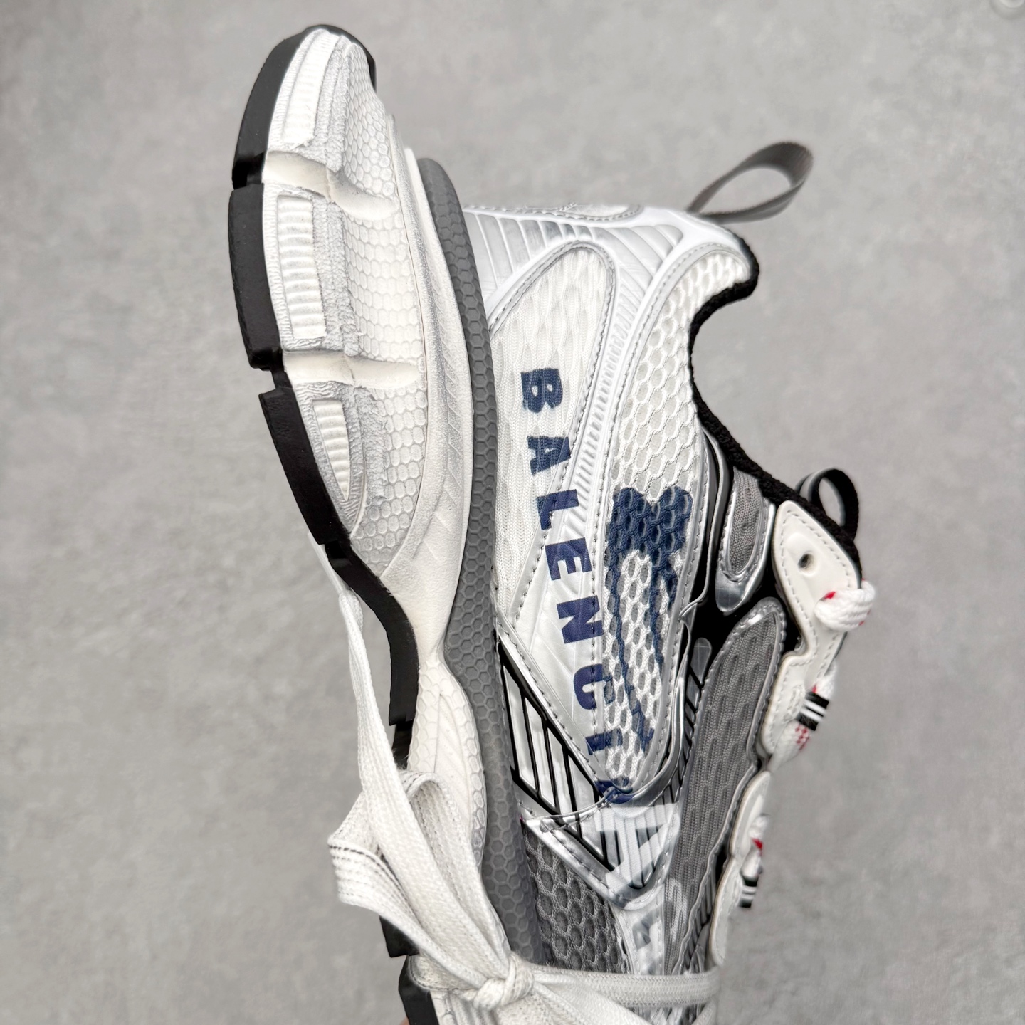 图片[6]-＃VG零售版 BALENCIAGA 3XL Sneakers 巴黎世家十代网布系带低帮走秀复古老爹鞋 全套原纸板楦头开发 最原汁原味的灵魂版型 全鞋荧光划线卡点 胶水把控整洁度追求极致完美 每一双都是工艺品 多重QC质检 超越公司货的品控标准 实实在在的免检产品 原盒原配 正确字体电绣 粗细、位置、大小正确 侧边TPU 透气孔匹配意产原版 正确分离大底 TPU软底 原版一致大底LOGO 立体感十足 原厂皮料水洗做旧 采购原厂网纱 不含皮革 网布材料和聚氨酯 磨损效果 鞋头边缘和后帮 Balenciaga 徽标 鞋面和后跟凸印尺码 鞋舌 3XL 橡胶品牌标识和反光细节 鞋帮拉袢和鞋舌拉祥 配反光细节 备用鞋带在鞋履前侧 可在穿着前取下 便于不同造型搭配 正常尺码 尺码：35 36 37 38 39 40 41 42 43 44 45 46-选品中心