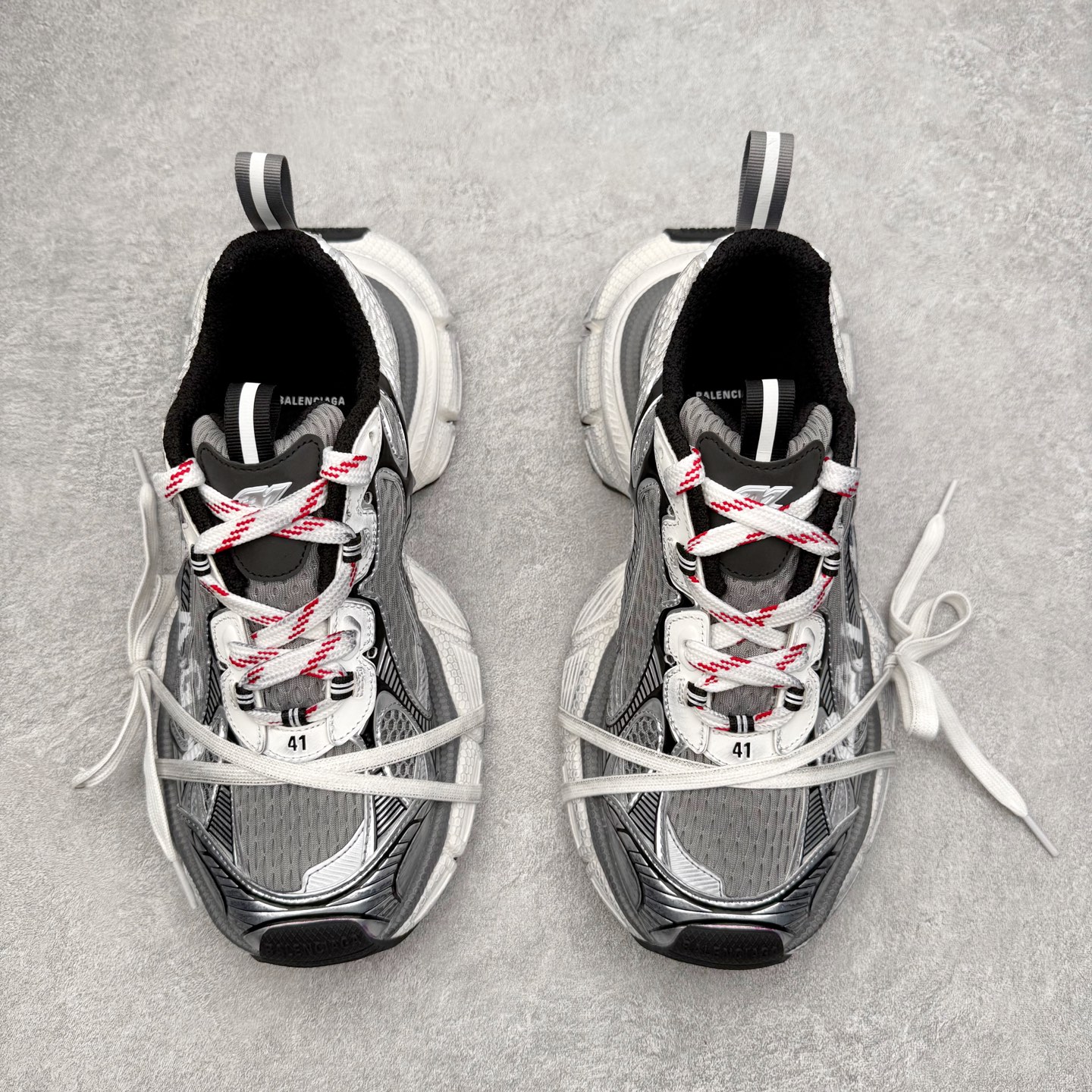 图片[2]-＃VG零售版 BALENCIAGA 3XL Sneakers 巴黎世家十代网布系带低帮走秀复古老爹鞋 全套原纸板楦头开发 最原汁原味的灵魂版型 全鞋荧光划线卡点 胶水把控整洁度追求极致完美 每一双都是工艺品 多重QC质检 超越公司货的品控标准 实实在在的免检产品 原盒原配 正确字体电绣 粗细、位置、大小正确 侧边TPU 透气孔匹配意产原版 正确分离大底 TPU软底 原版一致大底LOGO 立体感十足 原厂皮料水洗做旧 采购原厂网纱 不含皮革 网布材料和聚氨酯 磨损效果 鞋头边缘和后帮 Balenciaga 徽标 鞋面和后跟凸印尺码 鞋舌 3XL 橡胶品牌标识和反光细节 鞋帮拉袢和鞋舌拉祥 配反光细节 备用鞋带在鞋履前侧 可在穿着前取下 便于不同造型搭配 正常尺码 尺码：35 36 37 38 39 40 41 42 43 44 45 46-选品中心