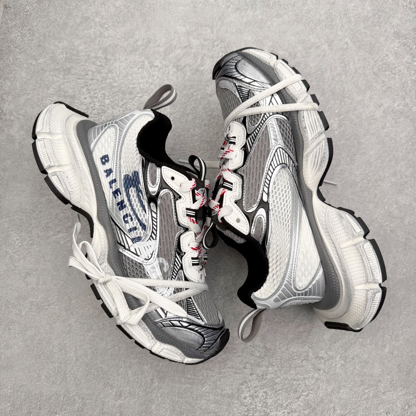 图片[3]-＃VG零售版 BALENCIAGA 3XL Sneakers 巴黎世家十代网布系带低帮走秀复古老爹鞋 全套原纸板楦头开发 最原汁原味的灵魂版型 全鞋荧光划线卡点 胶水把控整洁度追求极致完美 每一双都是工艺品 多重QC质检 超越公司货的品控标准 实实在在的免检产品 原盒原配 正确字体电绣 粗细、位置、大小正确 侧边TPU 透气孔匹配意产原版 正确分离大底 TPU软底 原版一致大底LOGO 立体感十足 原厂皮料水洗做旧 采购原厂网纱 不含皮革 网布材料和聚氨酯 磨损效果 鞋头边缘和后帮 Balenciaga 徽标 鞋面和后跟凸印尺码 鞋舌 3XL 橡胶品牌标识和反光细节 鞋帮拉袢和鞋舌拉祥 配反光细节 备用鞋带在鞋履前侧 可在穿着前取下 便于不同造型搭配 正常尺码 尺码：35 36 37 38 39 40 41 42 43 44 45 46-选品中心