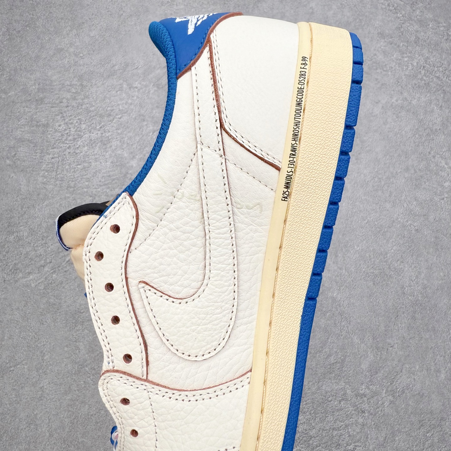 图片[7]-＃KZ神版莞产 Travis Scott x Air Jordan AJ1 Low OG SP TS联名倒钩低帮 白蓝 DM7688-104 全系列配色 外贸特供批次 新配色不断更新开发 市场中端王者 全套原纸板楦头开发 确保原汁原味 完美呈现一代版型 一比一鞋头弧度高度鞋身弧度 此版本只针对中端市场 细节品控鞋型随意秒杀市面同价位 鞋型完美 不臃肿别扭 头层皮料加持 用料绝不含糊 进口玻璃冲刀皮料裁剪零毛边 电脑针车工艺 超高鞋面清洁度 最高QC检验标准 控制溢胶瑕疵 原盒原配 飞翼3D高频深度立体 工艺方面大到整体鞋型 漏斗收腰 底线拉帮 LOGO立体程度 小到针眼排布 载片对称 冲孔效果 鞋标规范 鞋垫背胶等等 无一不是口碑收割 每双都是一个回头客 尺码：36 36.5 37.5 38 38.5 39 40 40.5 41 42 42.5 43 44 44.5 45 46 47.5-选品中心