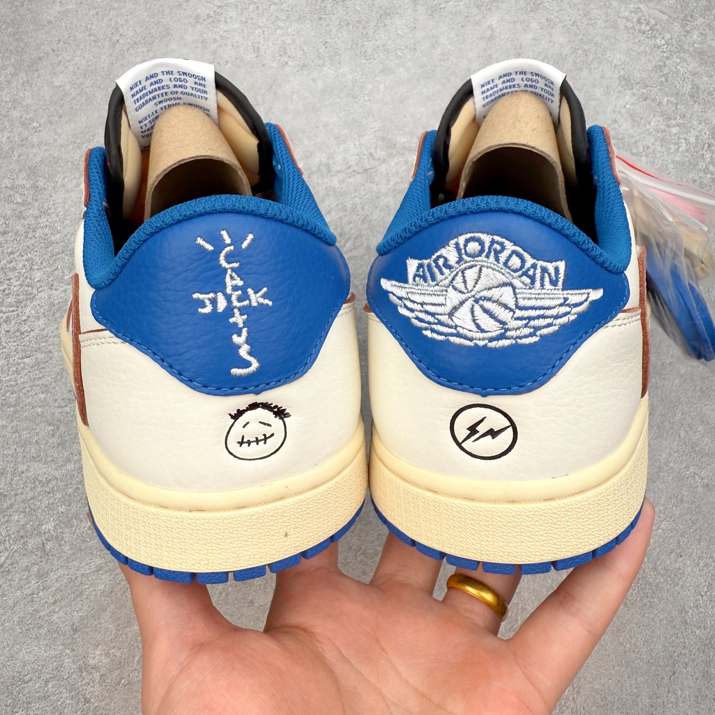 图片[9]-＃KZ神版莞产 Travis Scott x Air Jordan AJ1 Low OG SP TS联名倒钩低帮 白蓝 DM7688-104 全系列配色 外贸特供批次 新配色不断更新开发 市场中端王者 全套原纸板楦头开发 确保原汁原味 完美呈现一代版型 一比一鞋头弧度高度鞋身弧度 此版本只针对中端市场 细节品控鞋型随意秒杀市面同价位 鞋型完美 不臃肿别扭 头层皮料加持 用料绝不含糊 进口玻璃冲刀皮料裁剪零毛边 电脑针车工艺 超高鞋面清洁度 最高QC检验标准 控制溢胶瑕疵 原盒原配 飞翼3D高频深度立体 工艺方面大到整体鞋型 漏斗收腰 底线拉帮 LOGO立体程度 小到针眼排布 载片对称 冲孔效果 鞋标规范 鞋垫背胶等等 无一不是口碑收割 每双都是一个回头客 尺码：36 36.5 37.5 38 38.5 39 40 40.5 41 42 42.5 43 44 44.5 45 46 47.5-选品中心