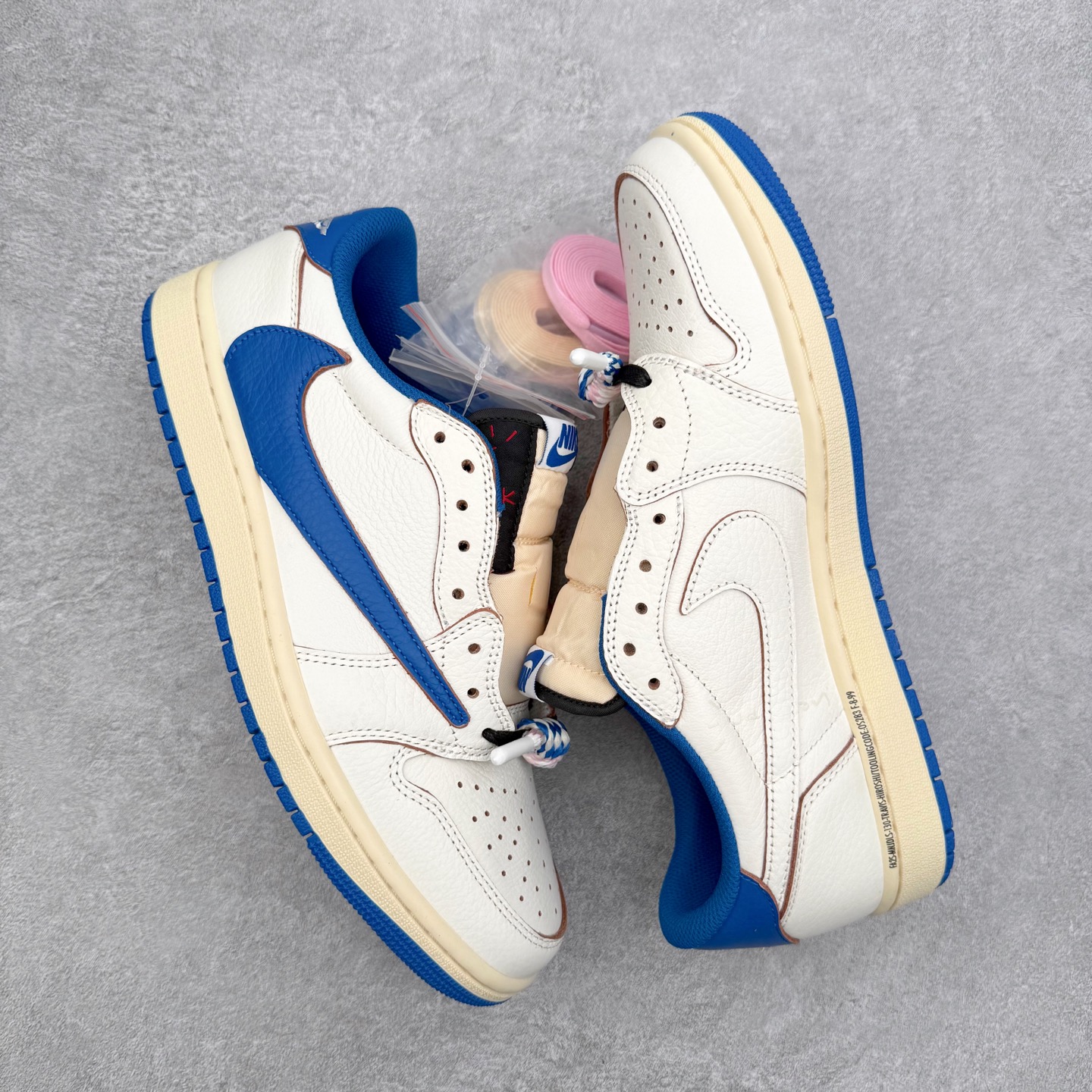 图片[3]-＃KZ神版莞产 Travis Scott x Air Jordan AJ1 Low OG SP TS联名倒钩低帮 白蓝 DM7688-104 全系列配色 外贸特供批次 新配色不断更新开发 市场中端王者 全套原纸板楦头开发 确保原汁原味 完美呈现一代版型 一比一鞋头弧度高度鞋身弧度 此版本只针对中端市场 细节品控鞋型随意秒杀市面同价位 鞋型完美 不臃肿别扭 头层皮料加持 用料绝不含糊 进口玻璃冲刀皮料裁剪零毛边 电脑针车工艺 超高鞋面清洁度 最高QC检验标准 控制溢胶瑕疵 原盒原配 飞翼3D高频深度立体 工艺方面大到整体鞋型 漏斗收腰 底线拉帮 LOGO立体程度 小到针眼排布 载片对称 冲孔效果 鞋标规范 鞋垫背胶等等 无一不是口碑收割 每双都是一个回头客 尺码：36 36.5 37.5 38 38.5 39 40 40.5 41 42 42.5 43 44 44.5 45 46 47.5-选品中心