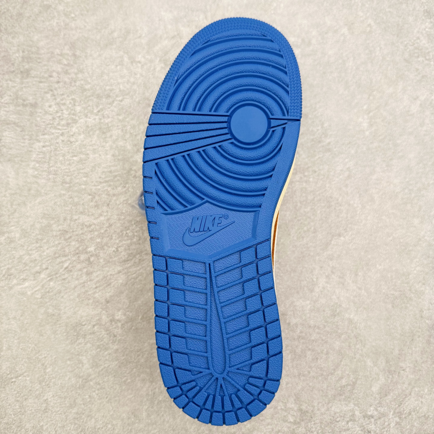 图片[8]-＃KZ神版莞产 Travis Scott x Air Jordan AJ1 Low OG SP TS联名倒钩低帮 白蓝 DM7688-104 全系列配色 外贸特供批次 新配色不断更新开发 市场中端王者 全套原纸板楦头开发 确保原汁原味 完美呈现一代版型 一比一鞋头弧度高度鞋身弧度 此版本只针对中端市场 细节品控鞋型随意秒杀市面同价位 鞋型完美 不臃肿别扭 头层皮料加持 用料绝不含糊 进口玻璃冲刀皮料裁剪零毛边 电脑针车工艺 超高鞋面清洁度 最高QC检验标准 控制溢胶瑕疵 原盒原配 飞翼3D高频深度立体 工艺方面大到整体鞋型 漏斗收腰 底线拉帮 LOGO立体程度 小到针眼排布 载片对称 冲孔效果 鞋标规范 鞋垫背胶等等 无一不是口碑收割 每双都是一个回头客 尺码：36 36.5 37.5 38 38.5 39 40 40.5 41 42 42.5 43 44 44.5 45 46 47.5-选品中心