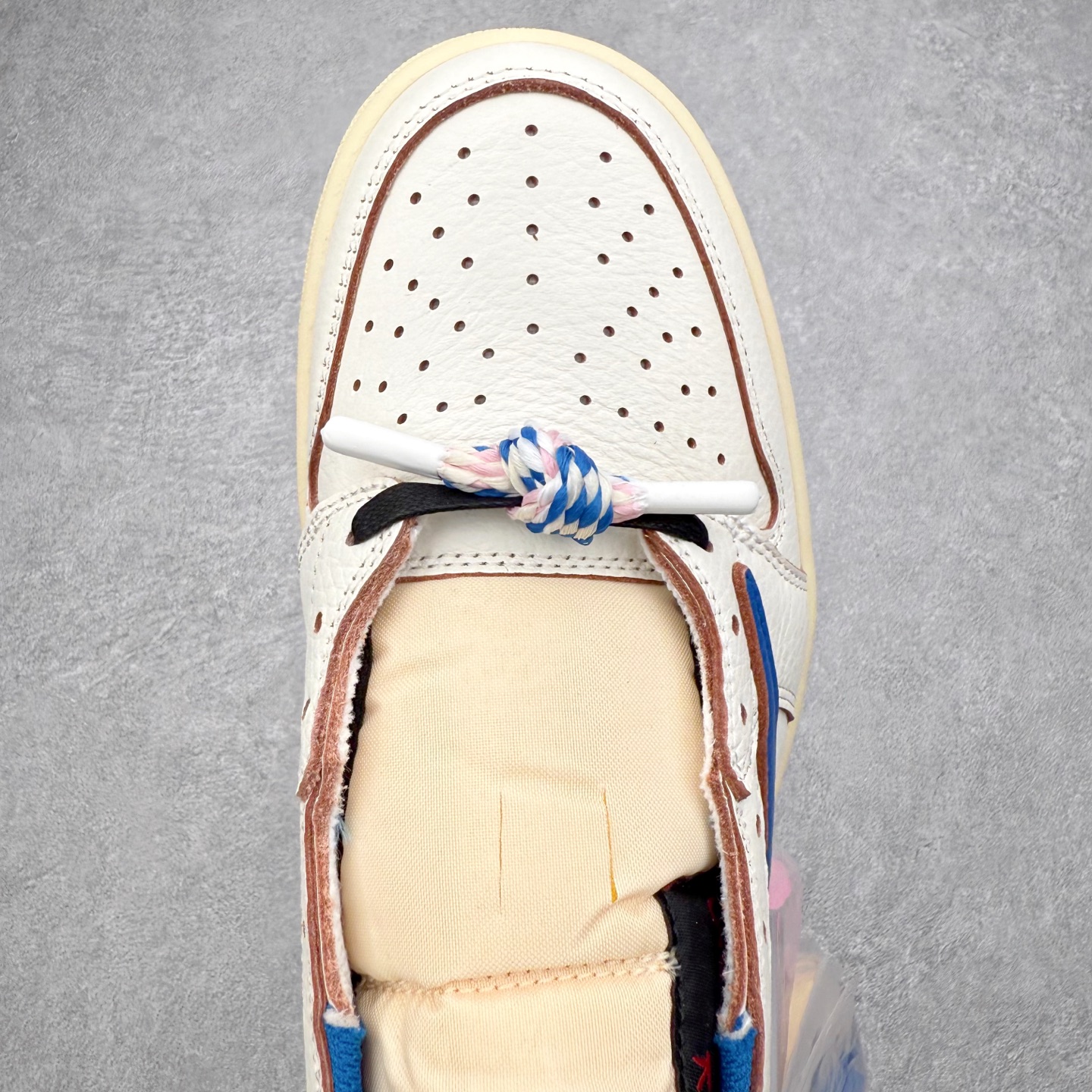 图片[4]-＃KZ神版莞产 Travis Scott x Air Jordan AJ1 Low OG SP TS联名倒钩低帮 白蓝 DM7688-104 全系列配色 外贸特供批次 新配色不断更新开发 市场中端王者 全套原纸板楦头开发 确保原汁原味 完美呈现一代版型 一比一鞋头弧度高度鞋身弧度 此版本只针对中端市场 细节品控鞋型随意秒杀市面同价位 鞋型完美 不臃肿别扭 头层皮料加持 用料绝不含糊 进口玻璃冲刀皮料裁剪零毛边 电脑针车工艺 超高鞋面清洁度 最高QC检验标准 控制溢胶瑕疵 原盒原配 飞翼3D高频深度立体 工艺方面大到整体鞋型 漏斗收腰 底线拉帮 LOGO立体程度 小到针眼排布 载片对称 冲孔效果 鞋标规范 鞋垫背胶等等 无一不是口碑收割 每双都是一个回头客 尺码：36 36.5 37.5 38 38.5 39 40 40.5 41 42 42.5 43 44 44.5 45 46 47.5-选品中心