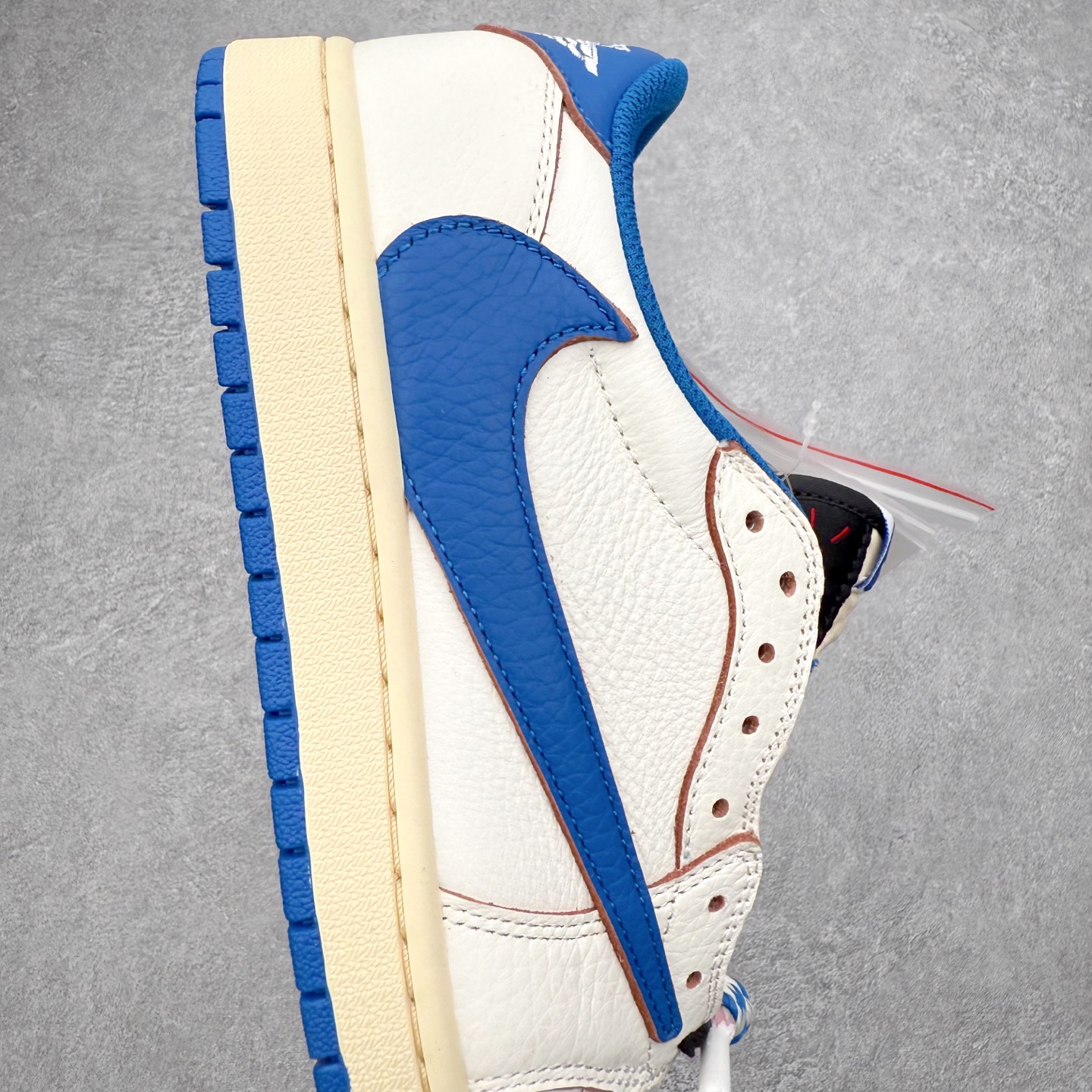 图片[6]-＃KZ神版莞产 Travis Scott x Air Jordan AJ1 Low OG SP TS联名倒钩低帮 白蓝 DM7688-104 全系列配色 外贸特供批次 新配色不断更新开发 市场中端王者 全套原纸板楦头开发 确保原汁原味 完美呈现一代版型 一比一鞋头弧度高度鞋身弧度 此版本只针对中端市场 细节品控鞋型随意秒杀市面同价位 鞋型完美 不臃肿别扭 头层皮料加持 用料绝不含糊 进口玻璃冲刀皮料裁剪零毛边 电脑针车工艺 超高鞋面清洁度 最高QC检验标准 控制溢胶瑕疵 原盒原配 飞翼3D高频深度立体 工艺方面大到整体鞋型 漏斗收腰 底线拉帮 LOGO立体程度 小到针眼排布 载片对称 冲孔效果 鞋标规范 鞋垫背胶等等 无一不是口碑收割 每双都是一个回头客 尺码：36 36.5 37.5 38 38.5 39 40 40.5 41 42 42.5 43 44 44.5 45 46 47.5-选品中心