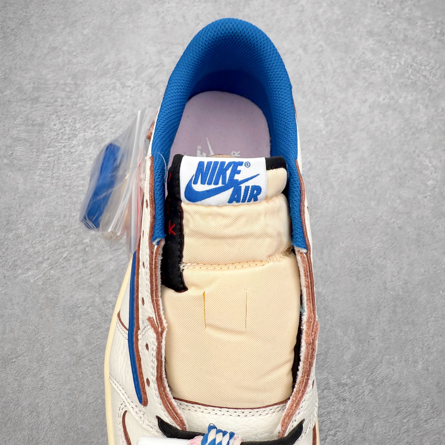 图片[5]-＃KZ神版莞产 Travis Scott x Air Jordan AJ1 Low OG SP TS联名倒钩低帮 白蓝 DM7688-104 全系列配色 外贸特供批次 新配色不断更新开发 市场中端王者 全套原纸板楦头开发 确保原汁原味 完美呈现一代版型 一比一鞋头弧度高度鞋身弧度 此版本只针对中端市场 细节品控鞋型随意秒杀市面同价位 鞋型完美 不臃肿别扭 头层皮料加持 用料绝不含糊 进口玻璃冲刀皮料裁剪零毛边 电脑针车工艺 超高鞋面清洁度 最高QC检验标准 控制溢胶瑕疵 原盒原配 飞翼3D高频深度立体 工艺方面大到整体鞋型 漏斗收腰 底线拉帮 LOGO立体程度 小到针眼排布 载片对称 冲孔效果 鞋标规范 鞋垫背胶等等 无一不是口碑收割 每双都是一个回头客 尺码：36 36.5 37.5 38 38.5 39 40 40.5 41 42 42.5 43 44 44.5 45 46 47.5-选品中心