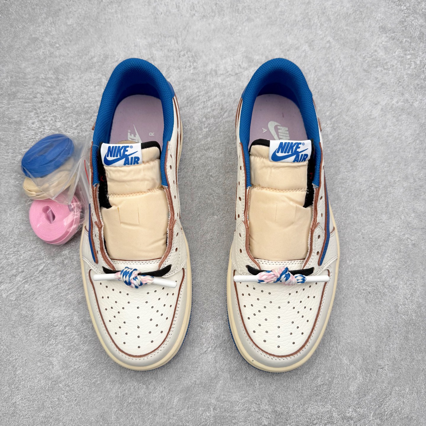 图片[2]-＃KZ神版莞产 Travis Scott x Air Jordan AJ1 Low OG SP TS联名倒钩低帮 白蓝 DM7688-104 全系列配色 外贸特供批次 新配色不断更新开发 市场中端王者 全套原纸板楦头开发 确保原汁原味 完美呈现一代版型 一比一鞋头弧度高度鞋身弧度 此版本只针对中端市场 细节品控鞋型随意秒杀市面同价位 鞋型完美 不臃肿别扭 头层皮料加持 用料绝不含糊 进口玻璃冲刀皮料裁剪零毛边 电脑针车工艺 超高鞋面清洁度 最高QC检验标准 控制溢胶瑕疵 原盒原配 飞翼3D高频深度立体 工艺方面大到整体鞋型 漏斗收腰 底线拉帮 LOGO立体程度 小到针眼排布 载片对称 冲孔效果 鞋标规范 鞋垫背胶等等 无一不是口碑收割 每双都是一个回头客 尺码：36 36.5 37.5 38 38.5 39 40 40.5 41 42 42.5 43 44 44.5 45 46 47.5-选品中心